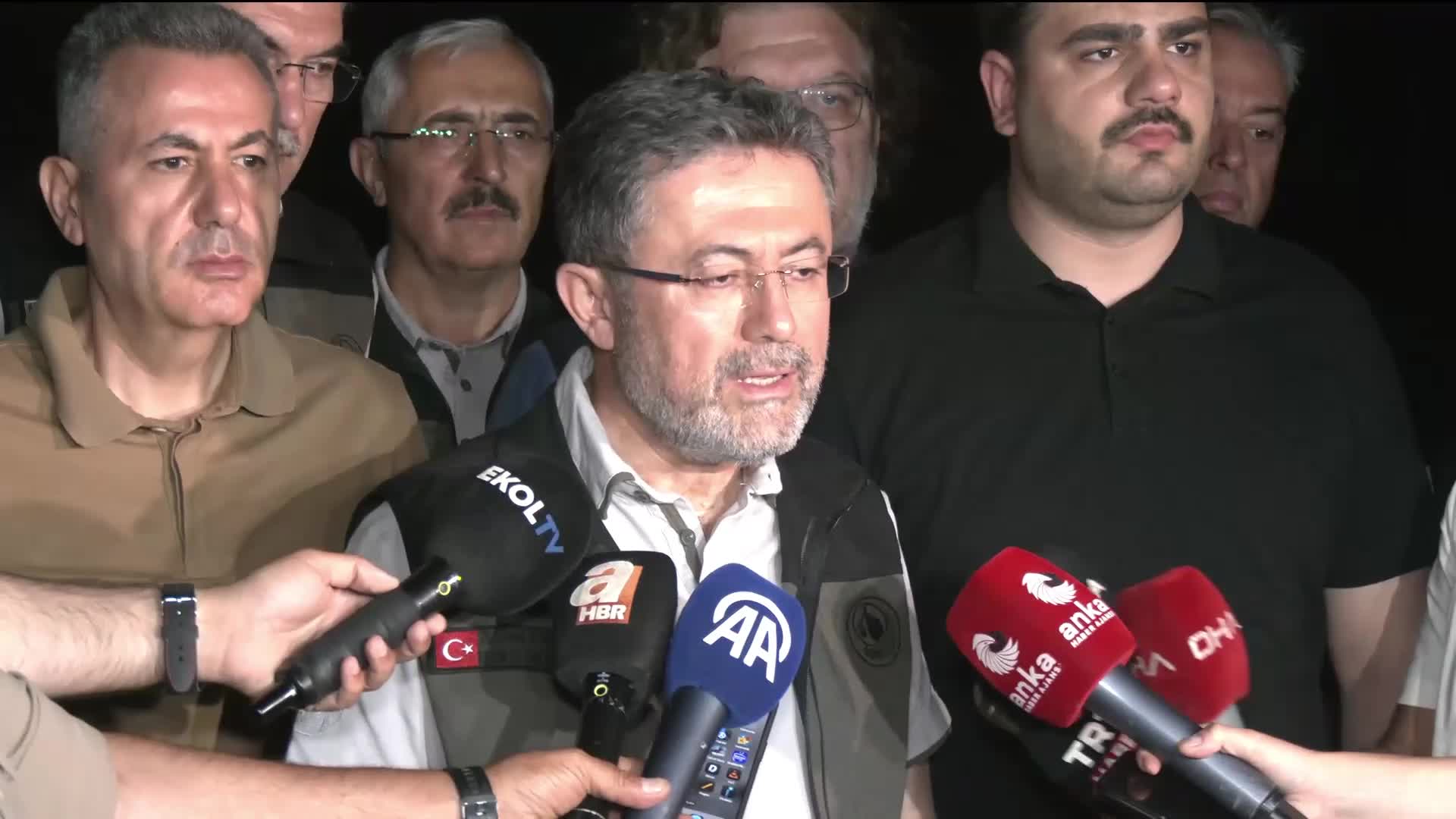 Tarım ve Orman Bakanı Yumaklı İzmir'de yangın bölgesinde: "Akhisar, İzmir-Kuyucak ve İzmir-Doğanbey’de yangınlar devam ediyor"