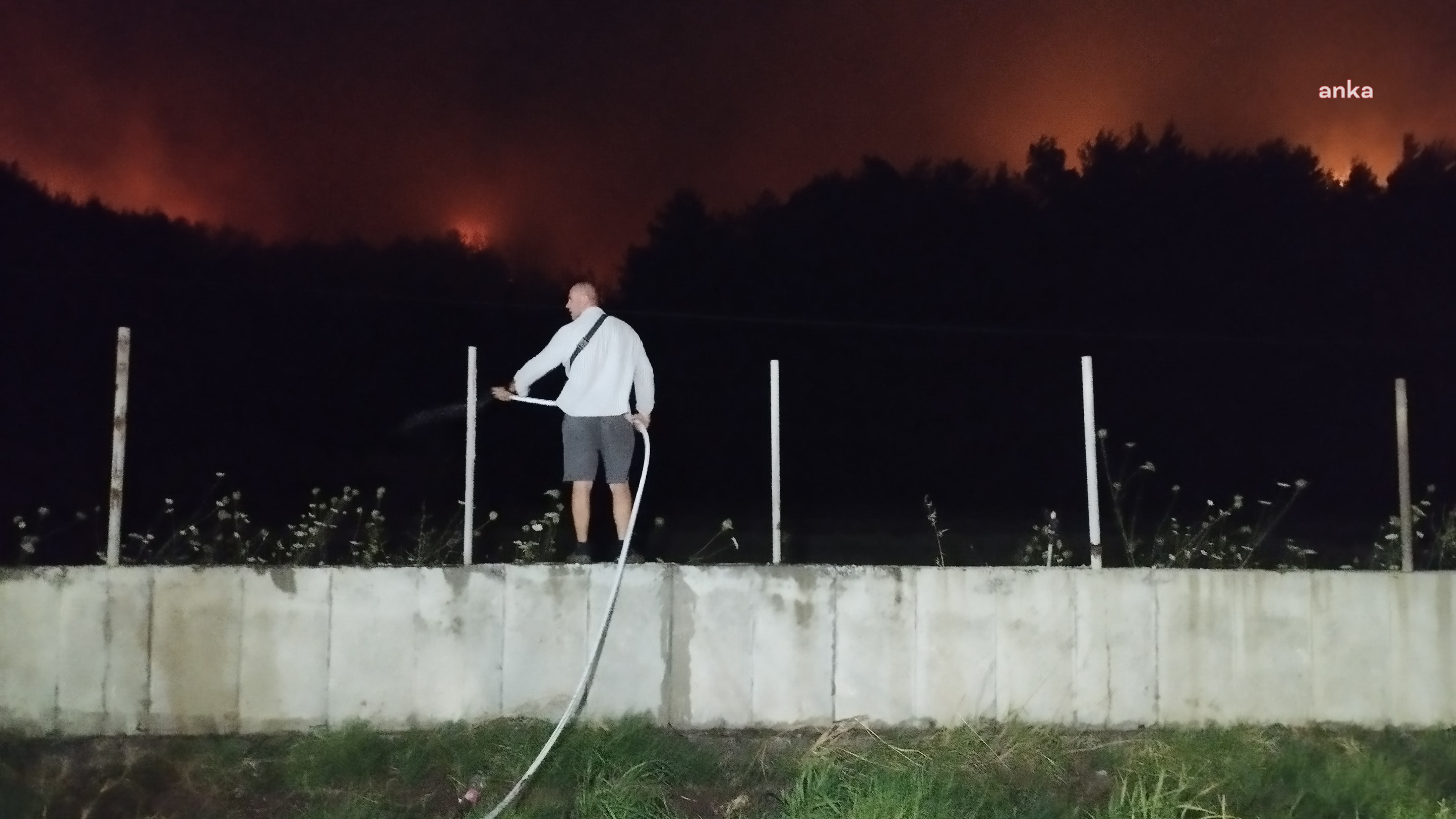 İzmir Seferihisar'da yangın şiddetini artırdı: Bir köy daha tahliye edildi