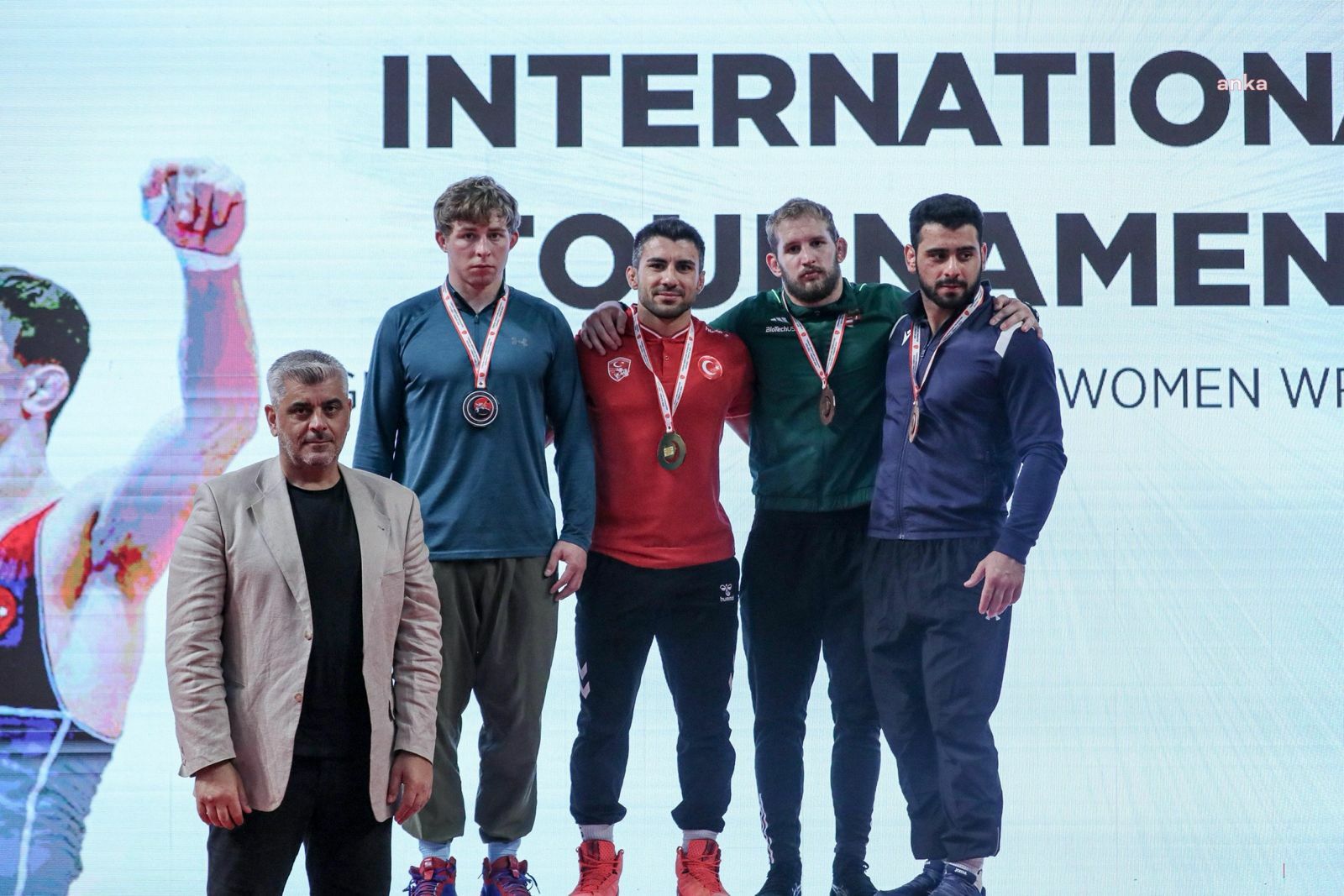 İzmir Büyükşehir Belediyesi milli güreşçilerinden uluslararası başarı