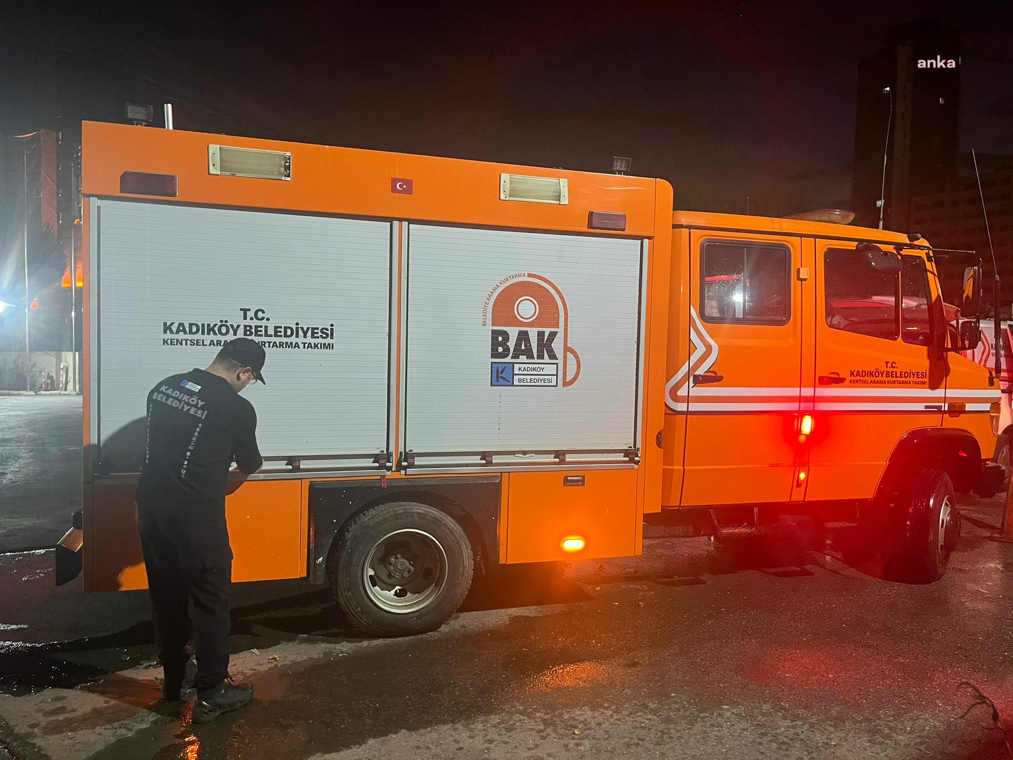 Kadıköy Belediyesi, orman yangınıyla mücadele için İzmir’e ekip gönderdi