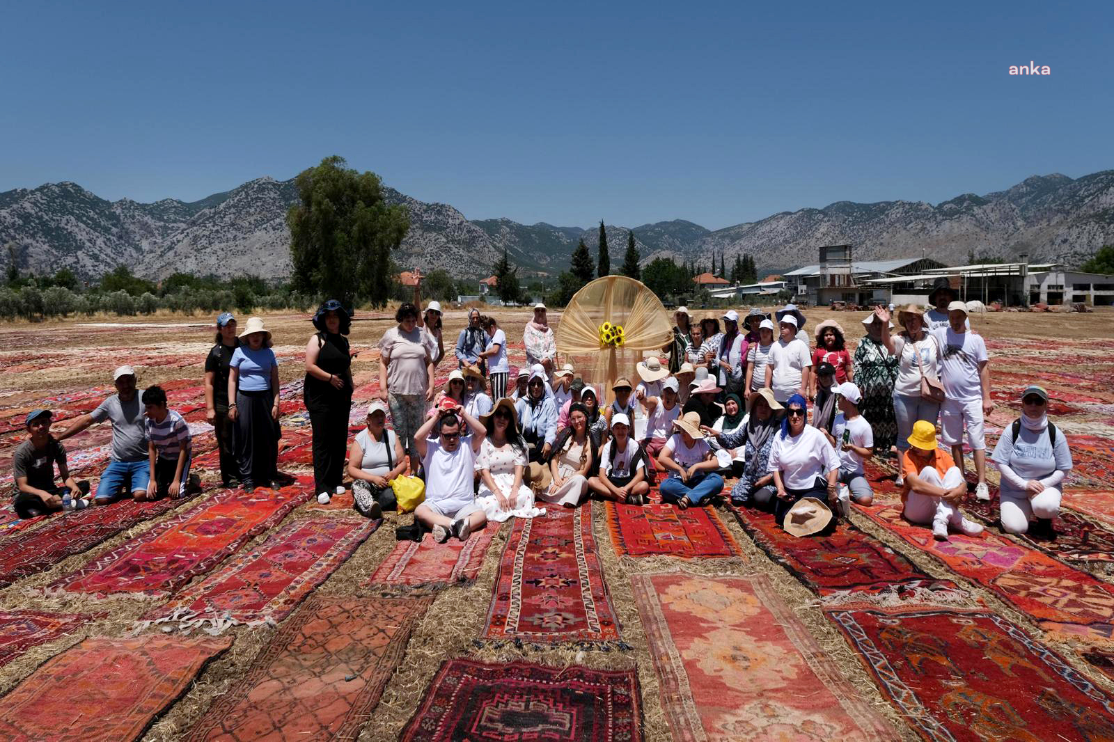 Muratpaşa Belediyesi Engelsiz Kafe öğrencileri, Döşemealtı'nda kilim tarlalarını gezdi