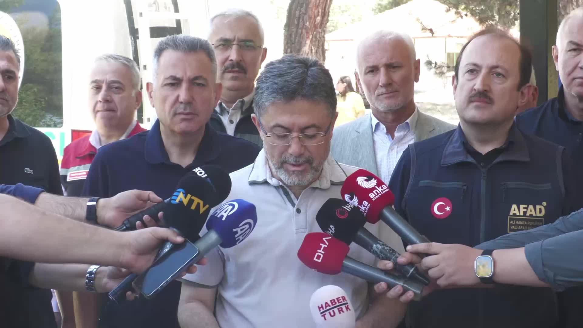 İzmir Seferihisar'daki yangın... Bakan Yumaklı: “Yangının enerjisi düşürüldü, üç kritik noktaya yoğunlaşıldı”