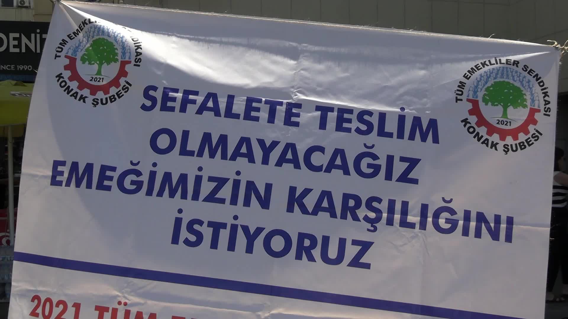 Emekliler "Açlığa mahkum edildik" diyerek çöpten yiyecek topladı