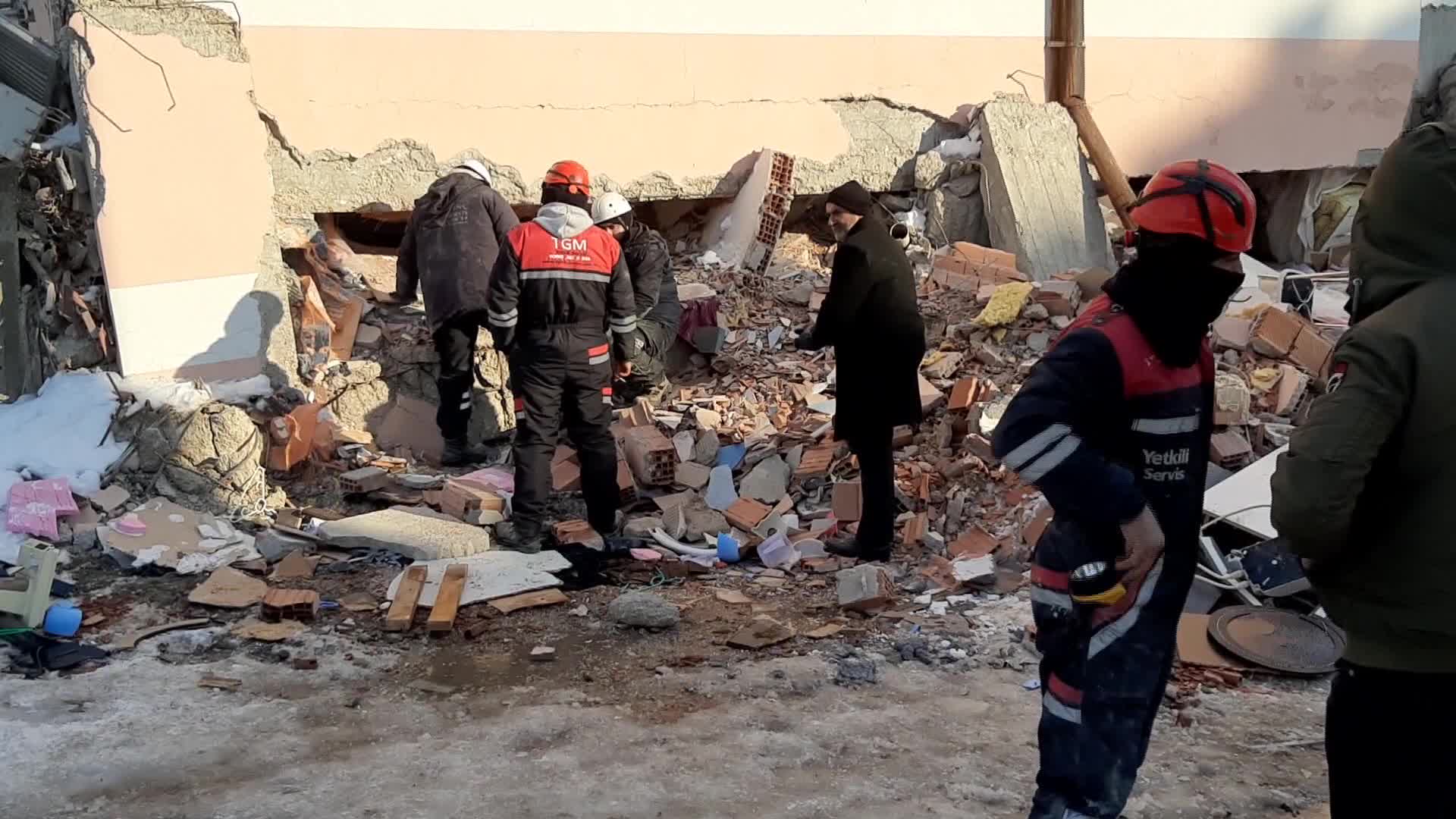 Depremde yıkılan Sağlam Evler Sitesi'ne ilişkin 6 kişiye dava açıldı