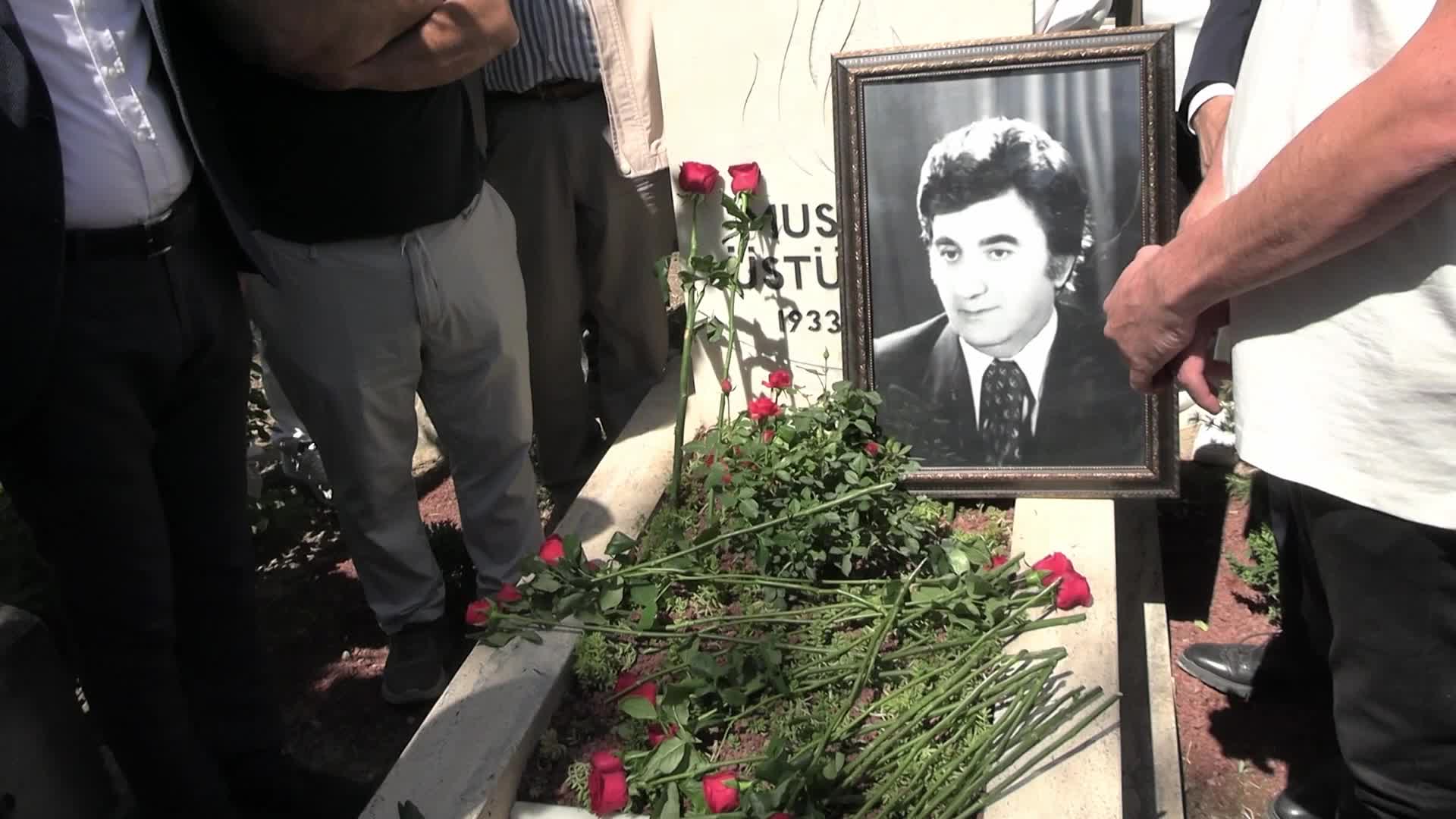 Eski Milli Eğitim Bakanı Mustafa Üstündağ, mezarı başında anıldı