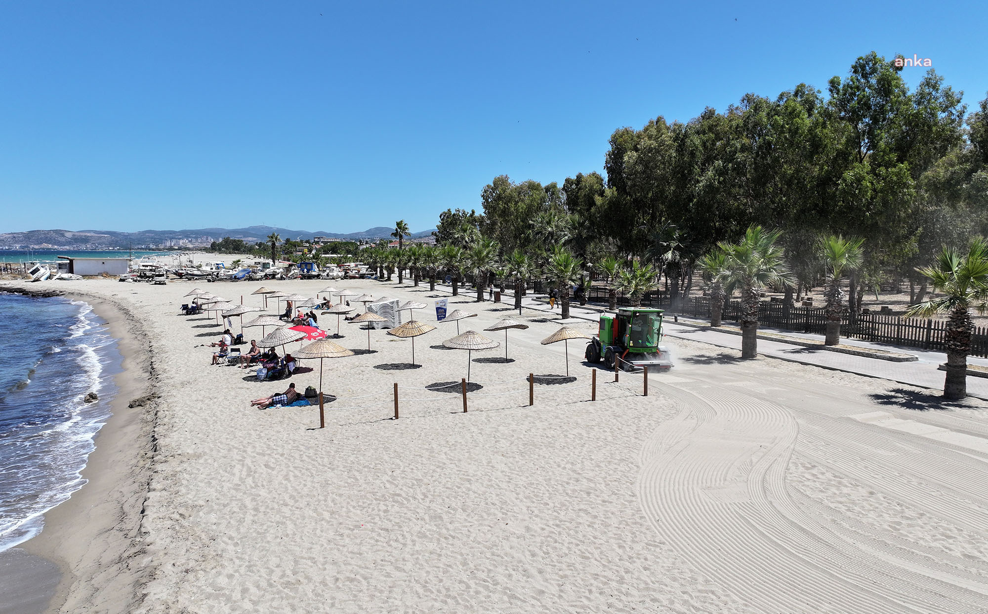 Kuşadası plajlarına yeni kum temizleme aracı