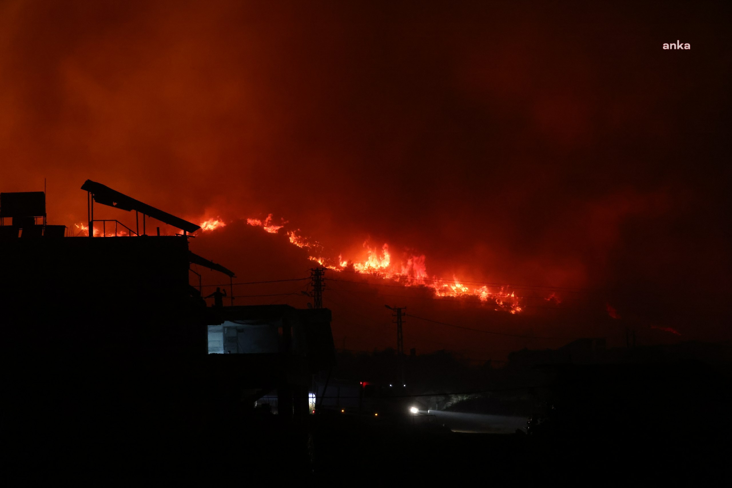 Hatay'da orman yangınıyla mücadele sürüyor: 1680 kişi tahliye edildi