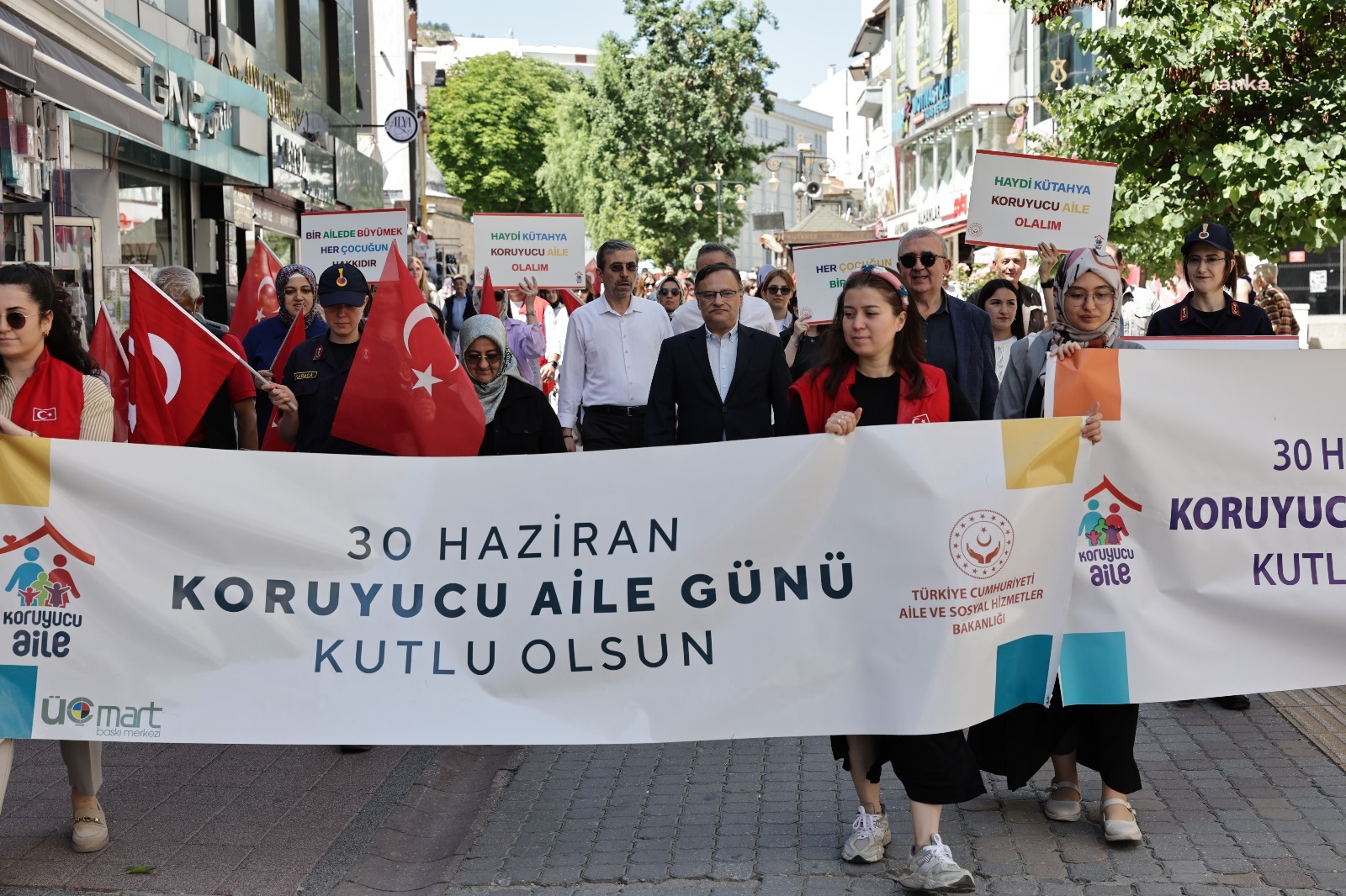 Kütahya'da Koruyucu Aile Günü'nde anlamlı yürüyüş