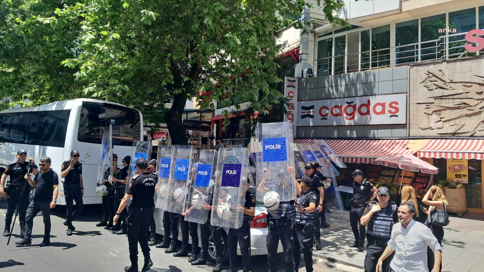 İstanbul'dan Ankara'ya gelen özel sektör öğretmenleri yürüyüş esnasında gözaltına alındı