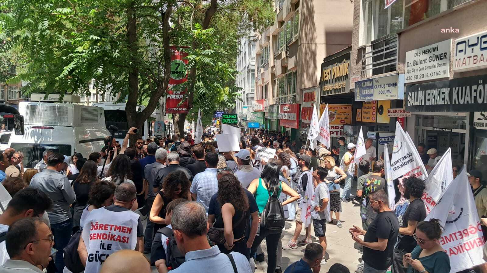 Özel Sektör Öğretmenleri Sendikası'ndan 23 eğitimci gözaltına alındı, sendika il binası önüne destek çağrısı yaptı