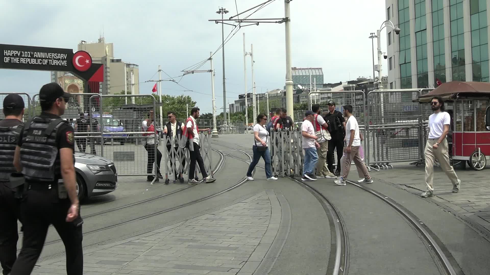 Taksim'de olağanüstü önlemler alındı... Bir grup Taksim Camisi önünde Leman Dergisi'ni protesto etti