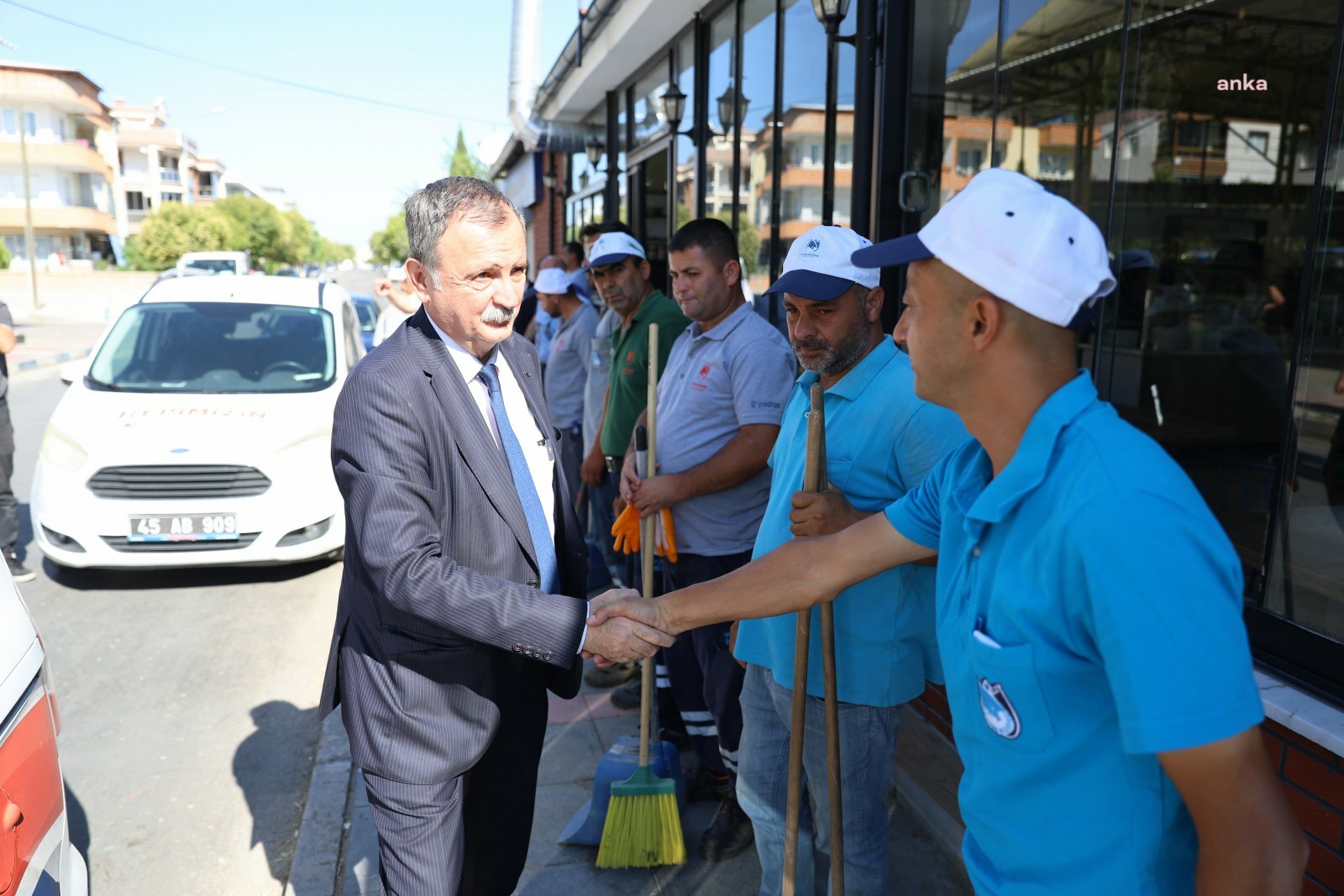Yunusemre Belediyesi, ilçe genelinde başlattığı bakım onarım çalışmalarını sürdürüyor