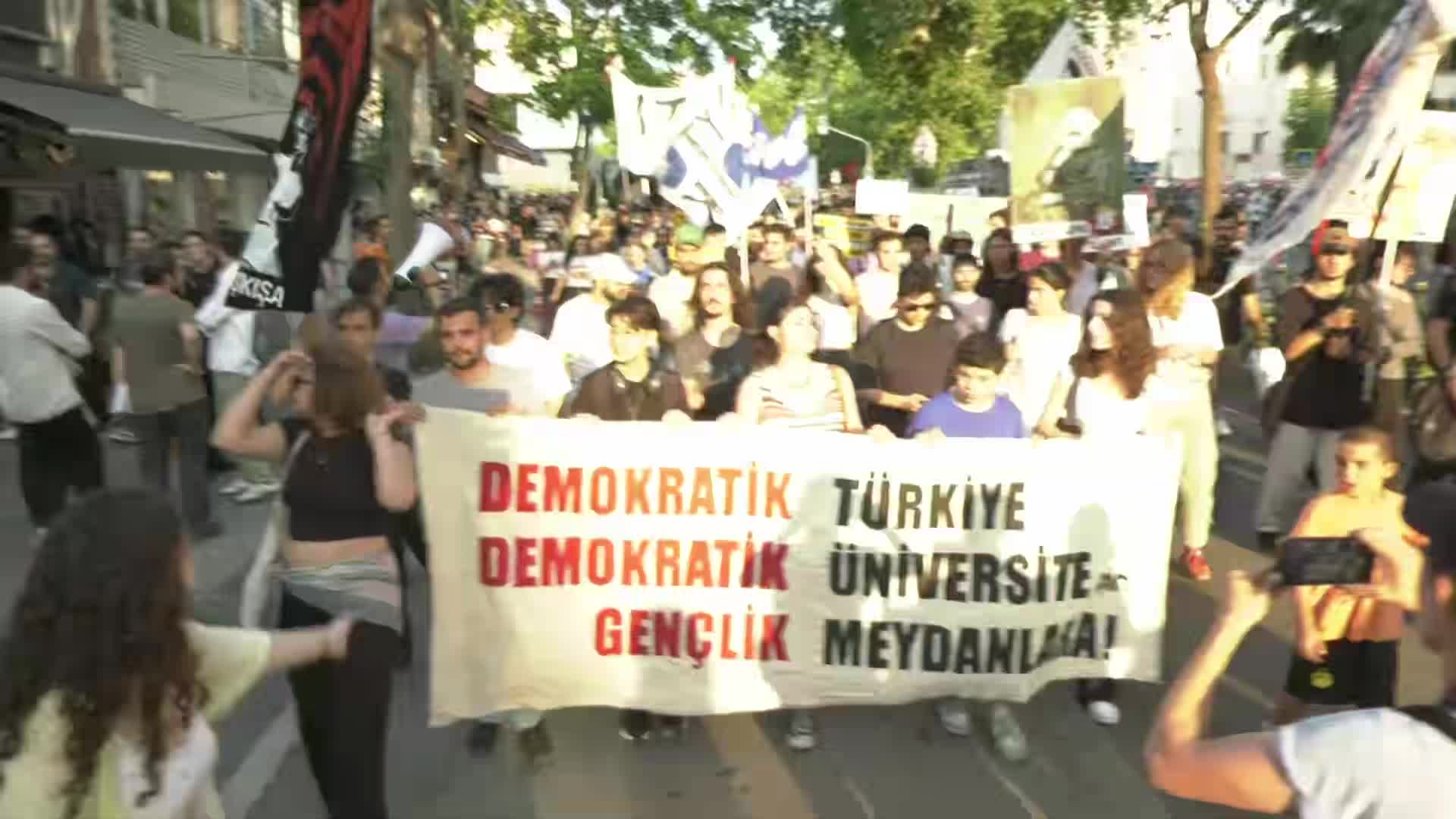 Üniversite öğrencileri Beyazıt Meydanı'ndan Saraçhane'ye yürüdü