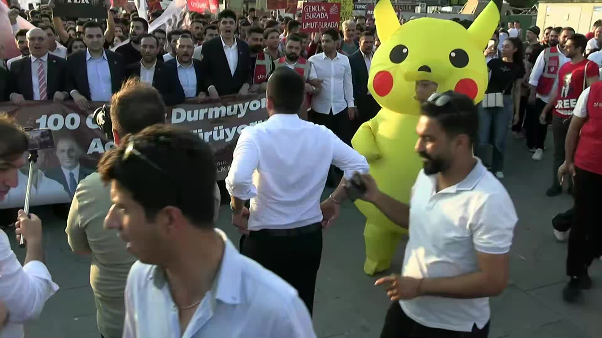 Pikachu CHP'li gençlerle Saraçhane'ye yürüdü