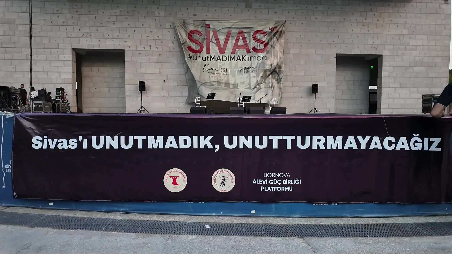 Madımak Katliamı'nda yaşamını yitirenler Bornova'da Metin Kahraman’ın konseriyle anıldı