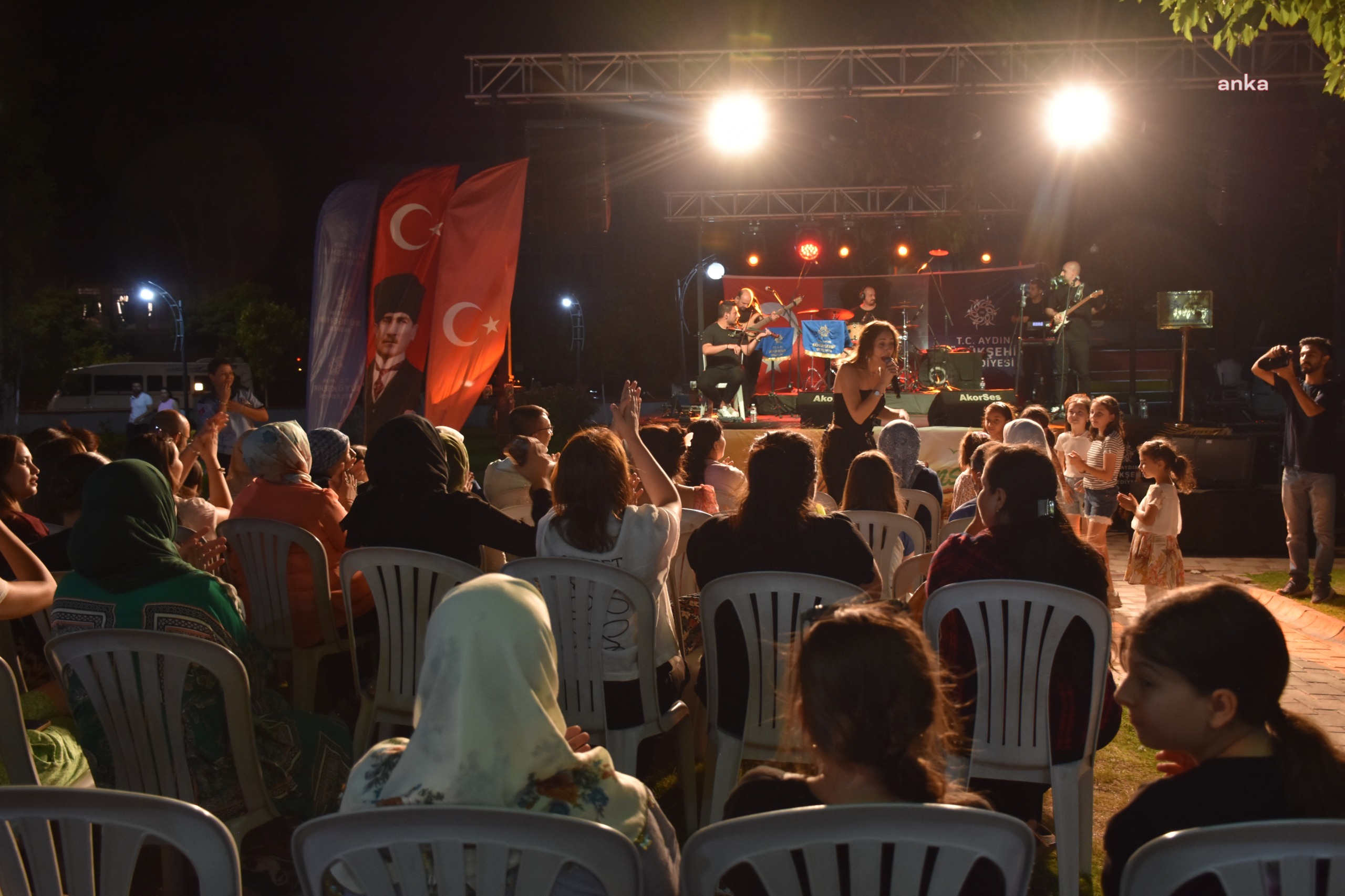 Aydın Büyükşehir Belediyesi'nin Germencik'te düzenlediği yaz konserine yoğun ilgi