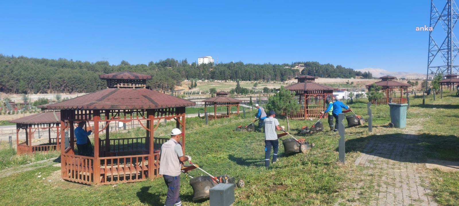 Adıyaman Belediyesi’nden yaz aylarında yeşil alanlara özel bakım
