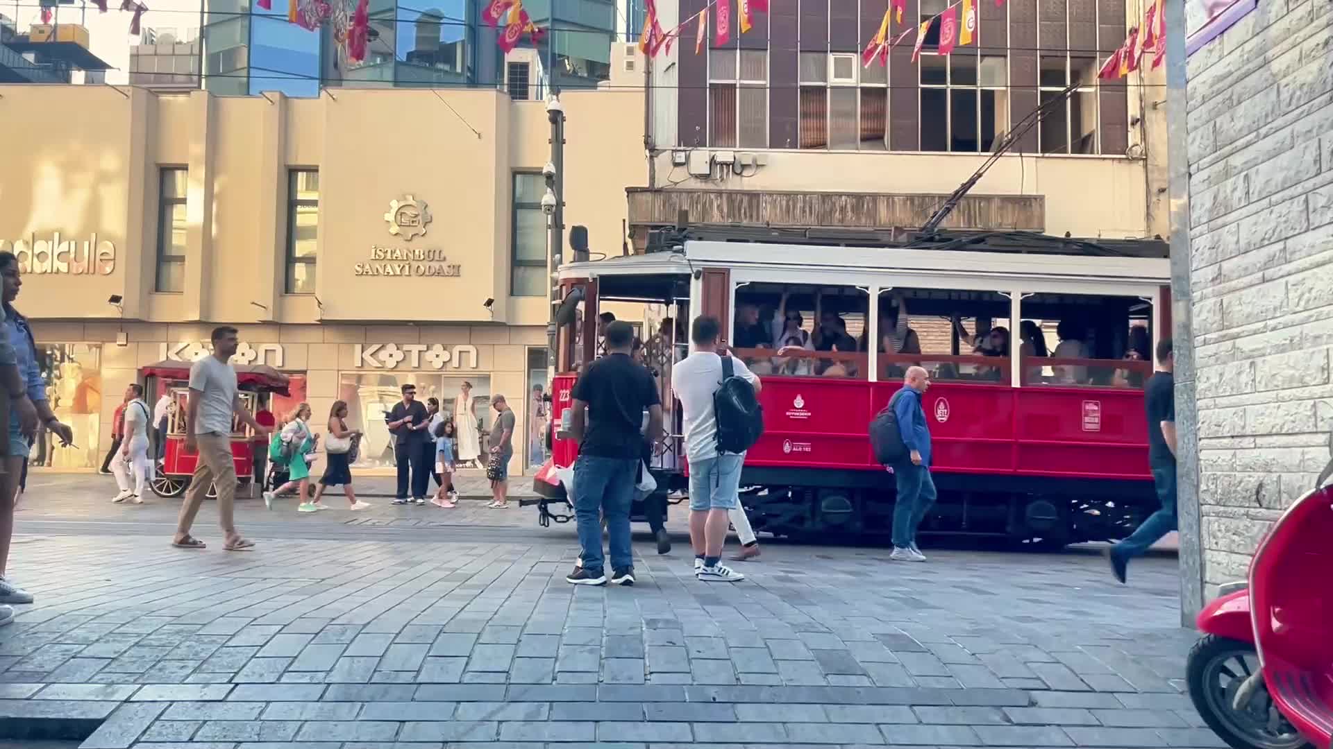97 yıllık nostaljik tramvay yenilendi