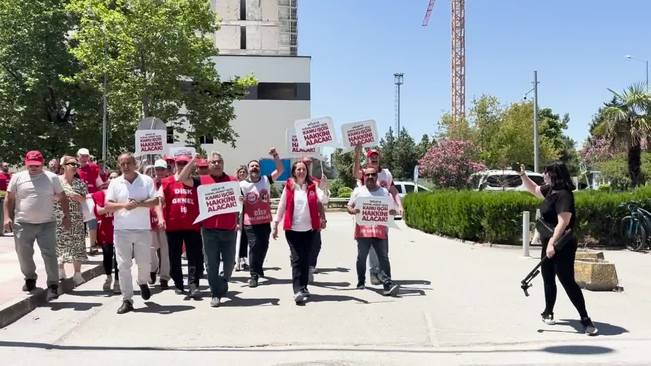 DİSK üyesi sağlık ve sosyal hizmet emekçileri Bursa’da: “Yüzde 17'lik artış teklifi kamu işçilerine hakarettir”