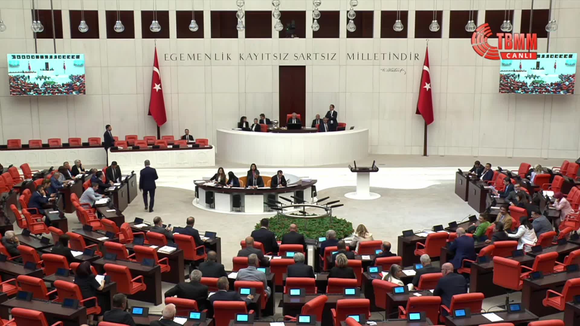 Özgür Özel'in dokunulmazlık dosyası TBMM'ye sunuldu... CHP'li Başarır: Herkes bilsin ki, o karanlık sokaklardan siyasetçiler halkın desteği ile çıkmıştır