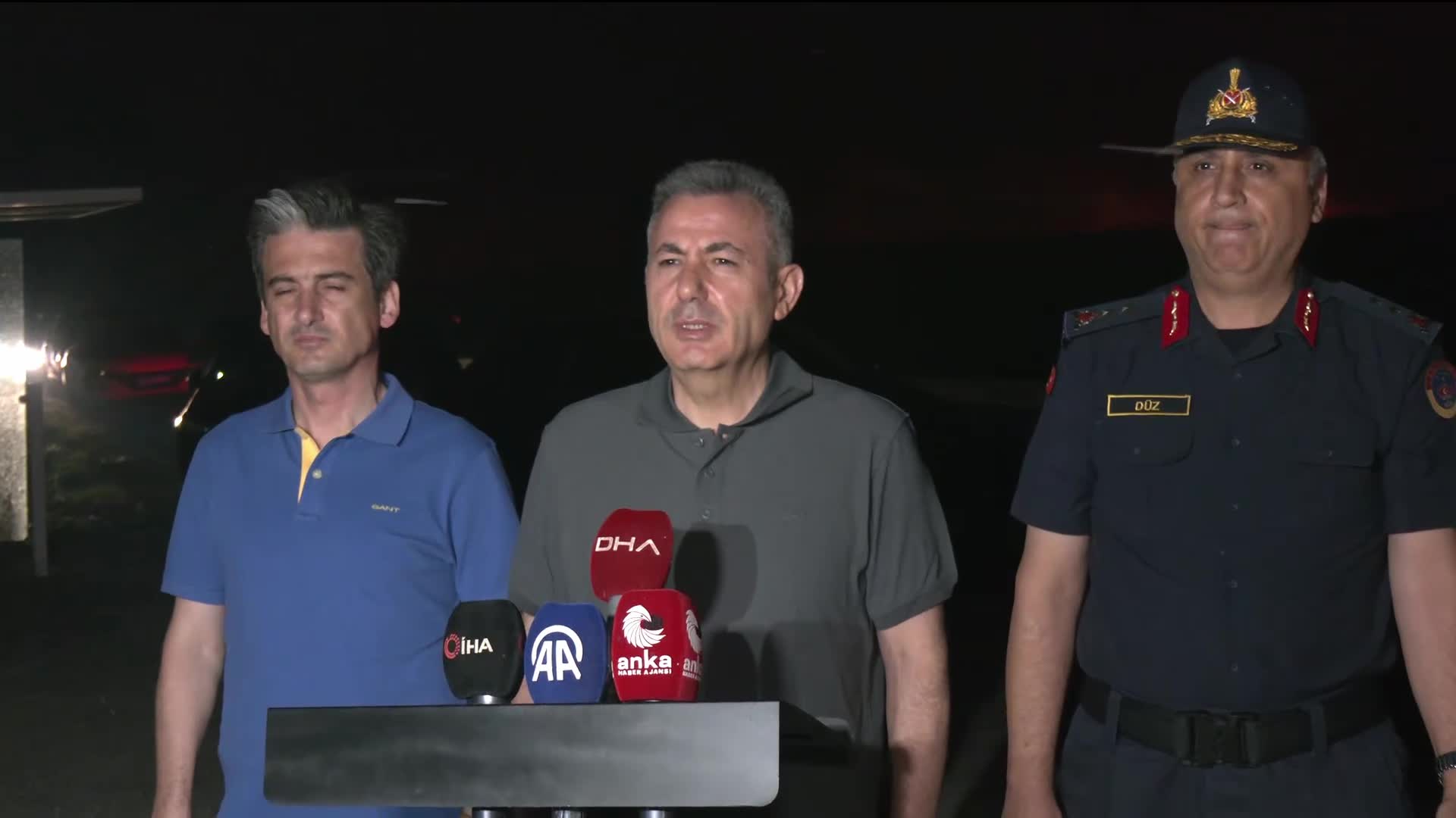 İzmir Valisi Elban'dan Çeşme'deki yangına ilişkin açıklama: Üç köy boşaltıldı, müdahale devam ediyor