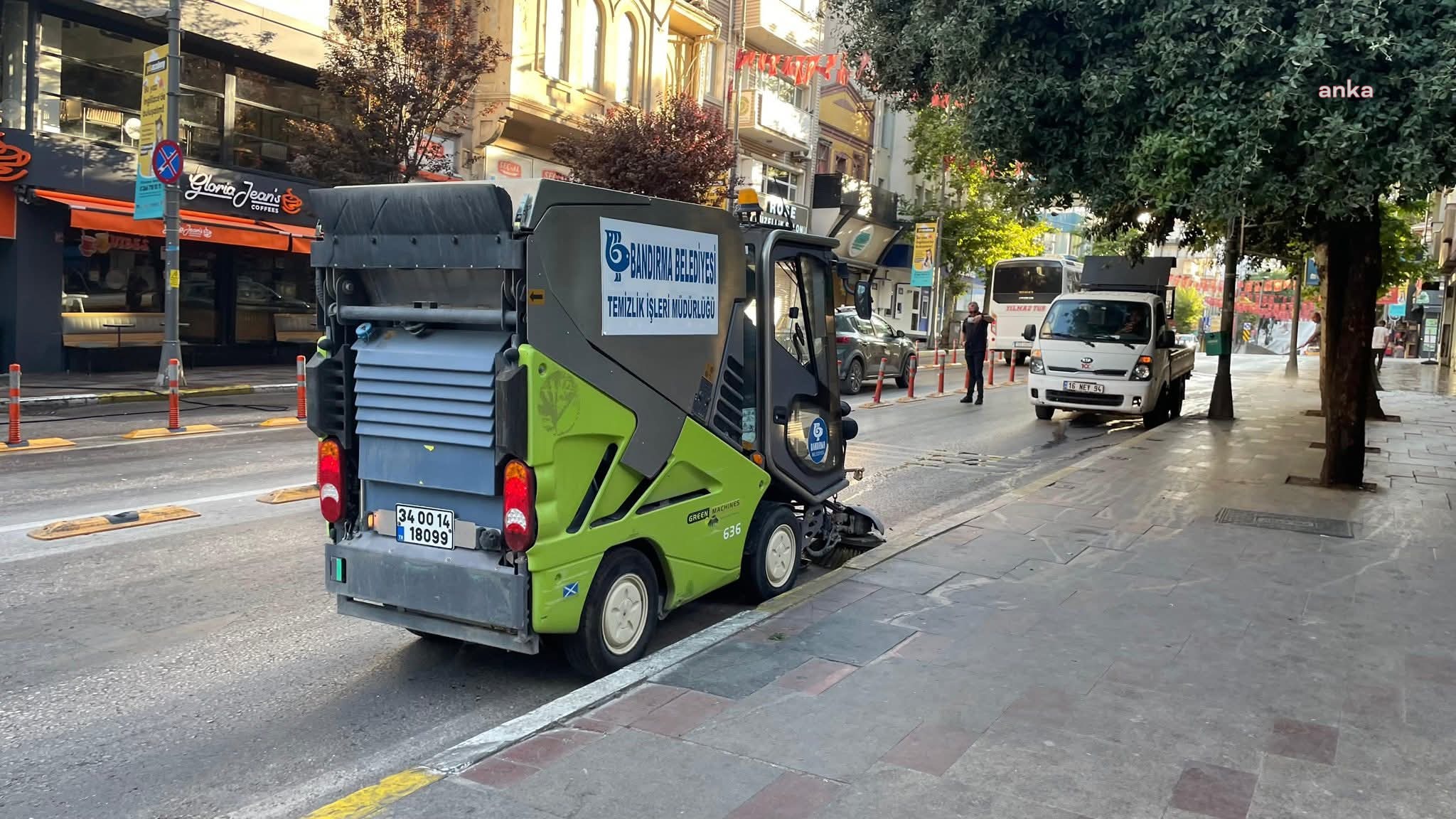 Bandırma Belediyesi ekiplerinden günün erken saatlerinde temizlik mesaisi
