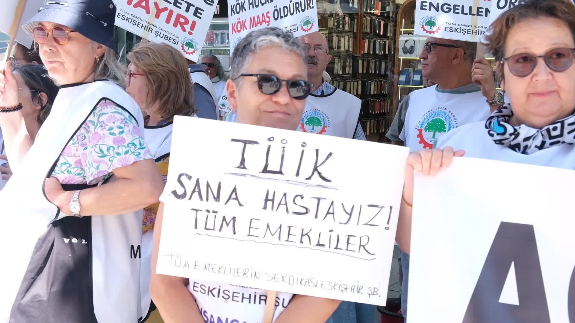 Eskişehir'de emeklilerden protesto: ''Artık TÜİK’in yalanlarına sarılmayın''