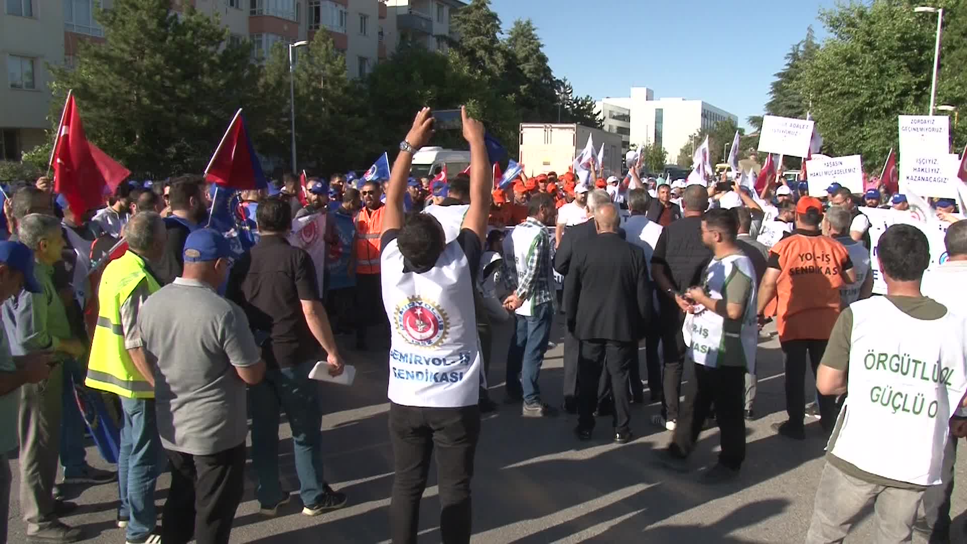Türk-İş'ten AK Parti Malatya İl Başkanlığı önünde eylem