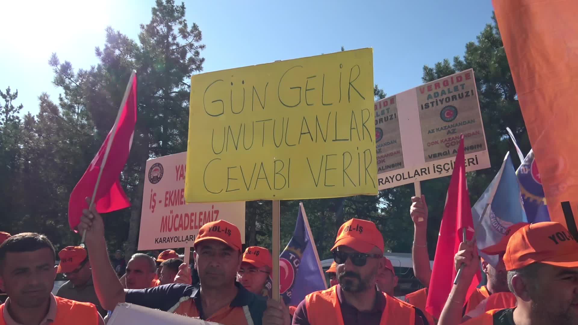 Türk-İş’ten Burdur’da AK Parti İl binasının bulunduğu sokakta basın açıklaması
