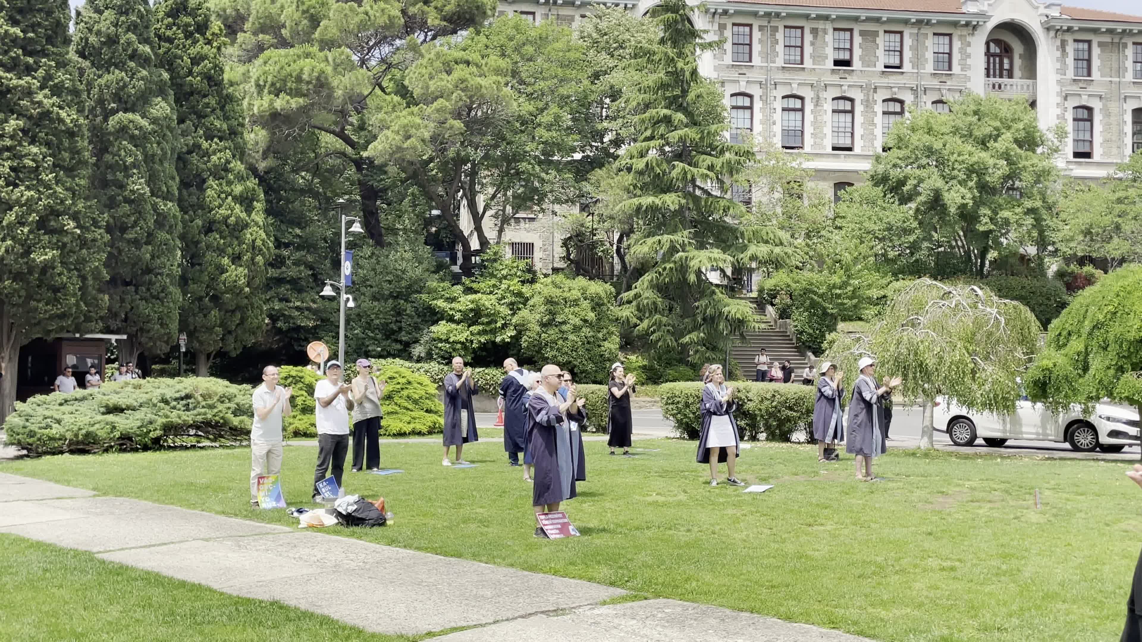 Boğaziçi Üniversitesi öğrencilerinden fakültelerinin kapatılmasına tepki