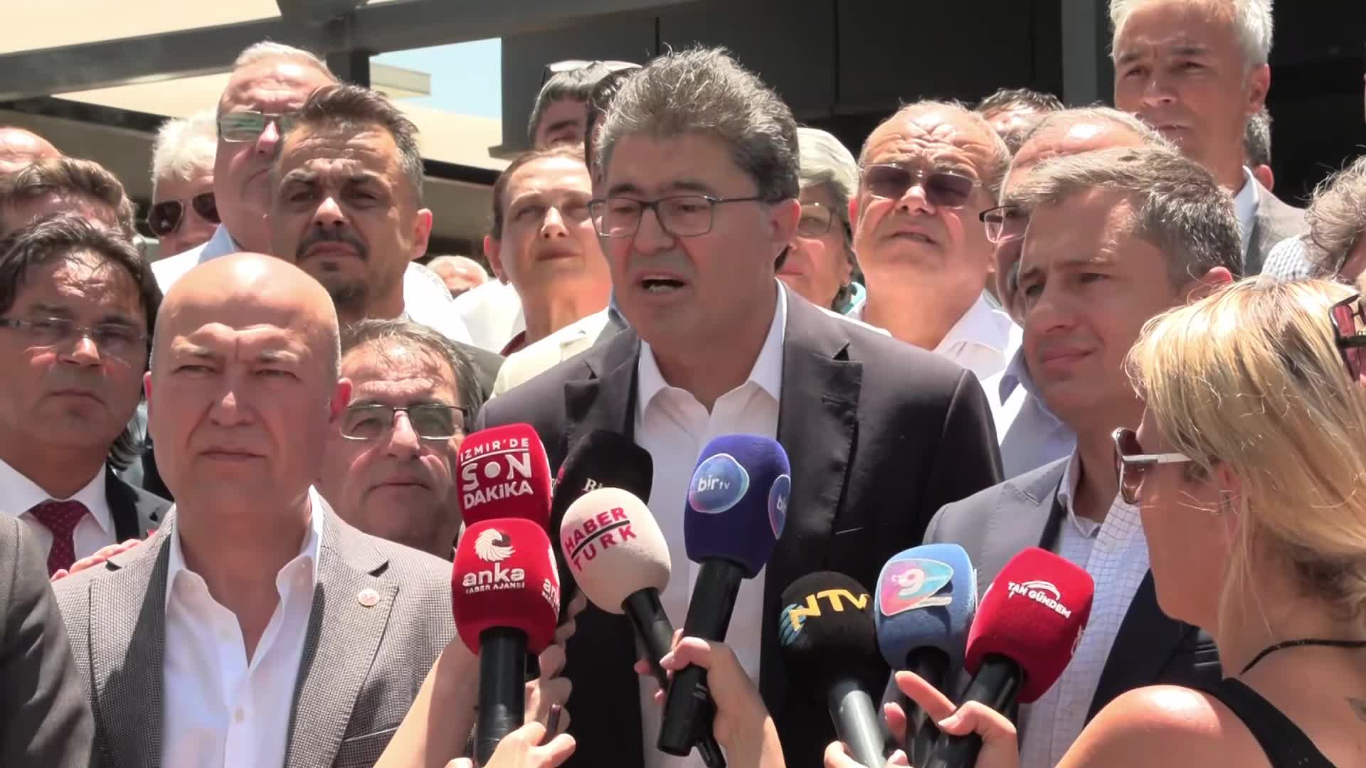 CHP’nin üst yönetimi İzmir Adliyesinde... Genel Başkan Yardımcısı Murat Bakan: Bürokratlar, politikacılar cezaevine atılsın diye cezaevlerini boşaltıyorlar