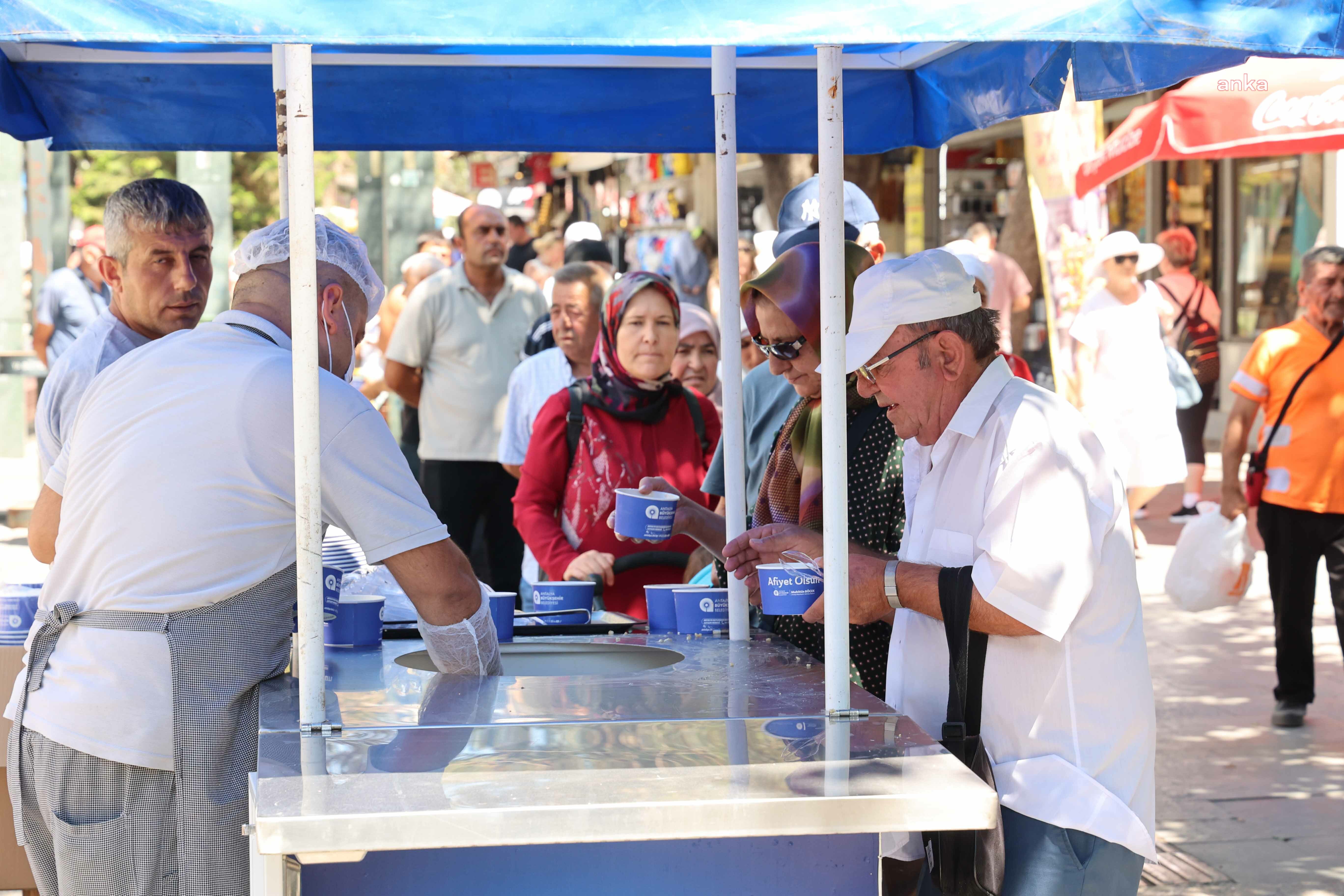 Antalya Büyükşehir Belediyesi'nin geleneksel aşure ikramı başladı