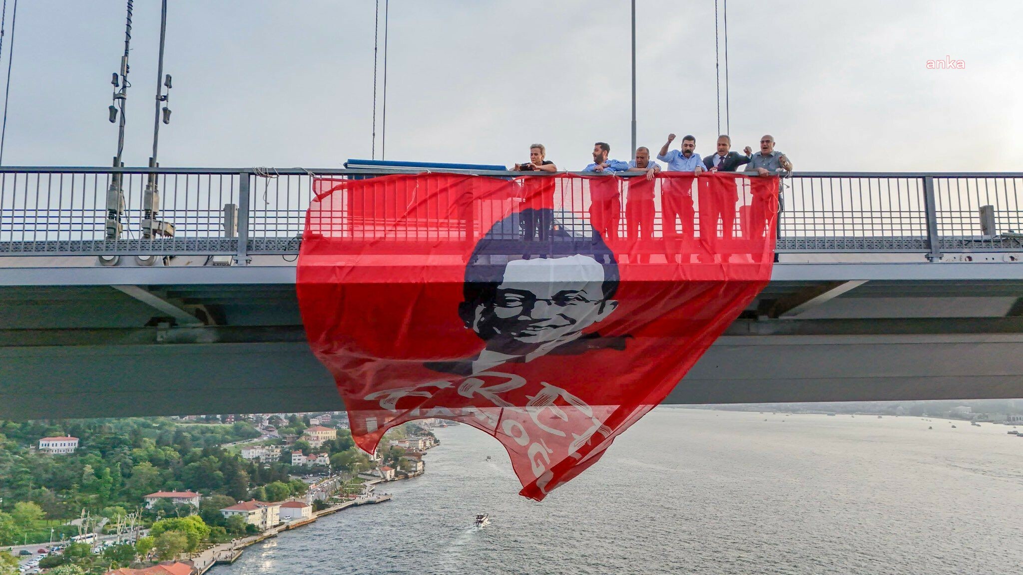 15 Temmuz Şehitler Köprüsü'ne "Free İmamoğlu" pankartı astıkları gerekçesiyle CHP'li altı milletvekili hakkında fezleke hazırlandı