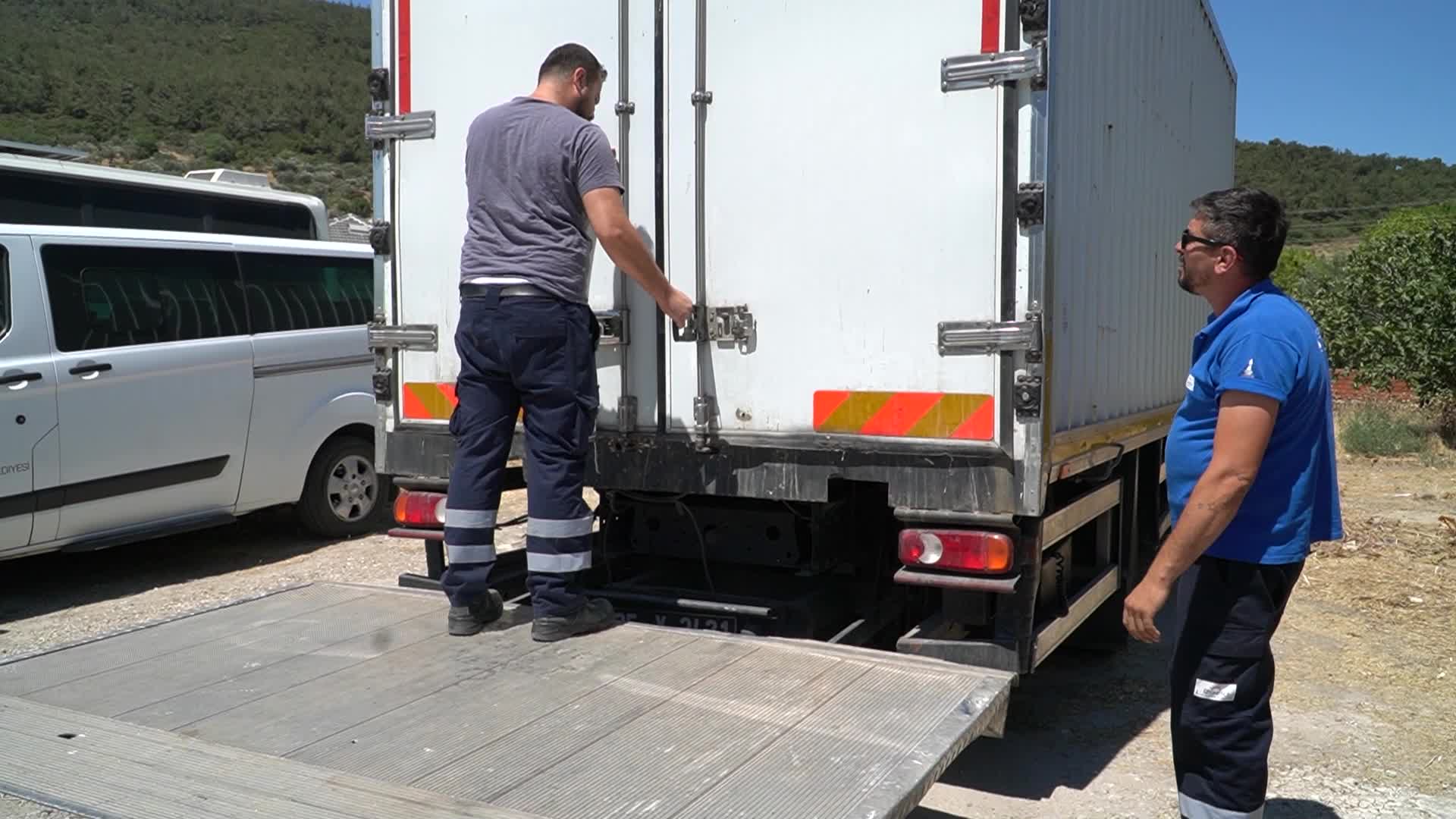 İzmir Büyükşehir'den yangın bölgesine yem desteği