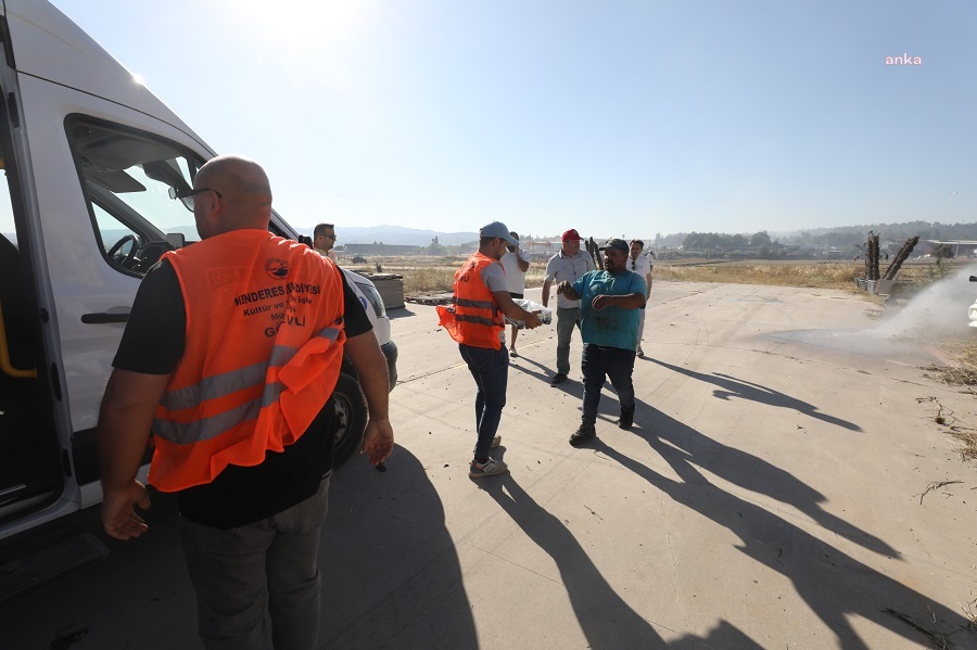 Menderes Belediyesi’nden yangınlarda vatandaşlara ve görevli personele kumanya desteği