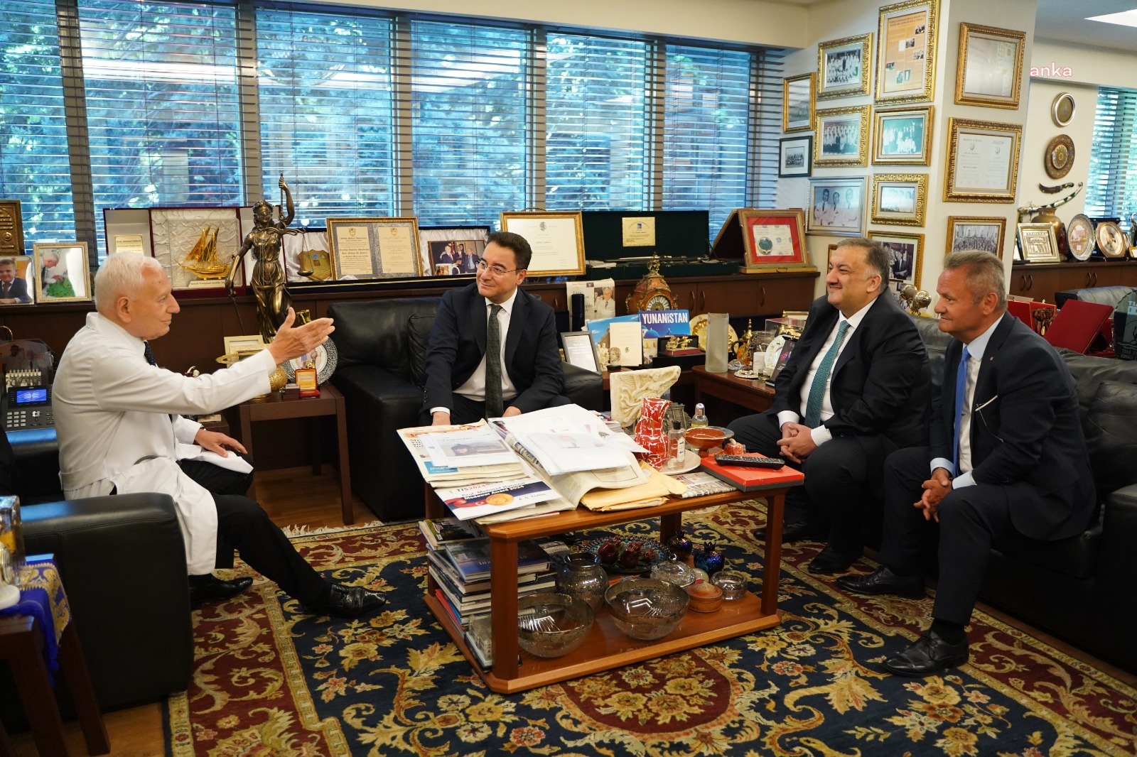 Ali Babacan’dan Prof. Dr. Mehmet Haberal’a ziyaret: “Vizyonu, Türkiye’nin bilimsel ve akademik alanda dünyaya açılan penceresidir”