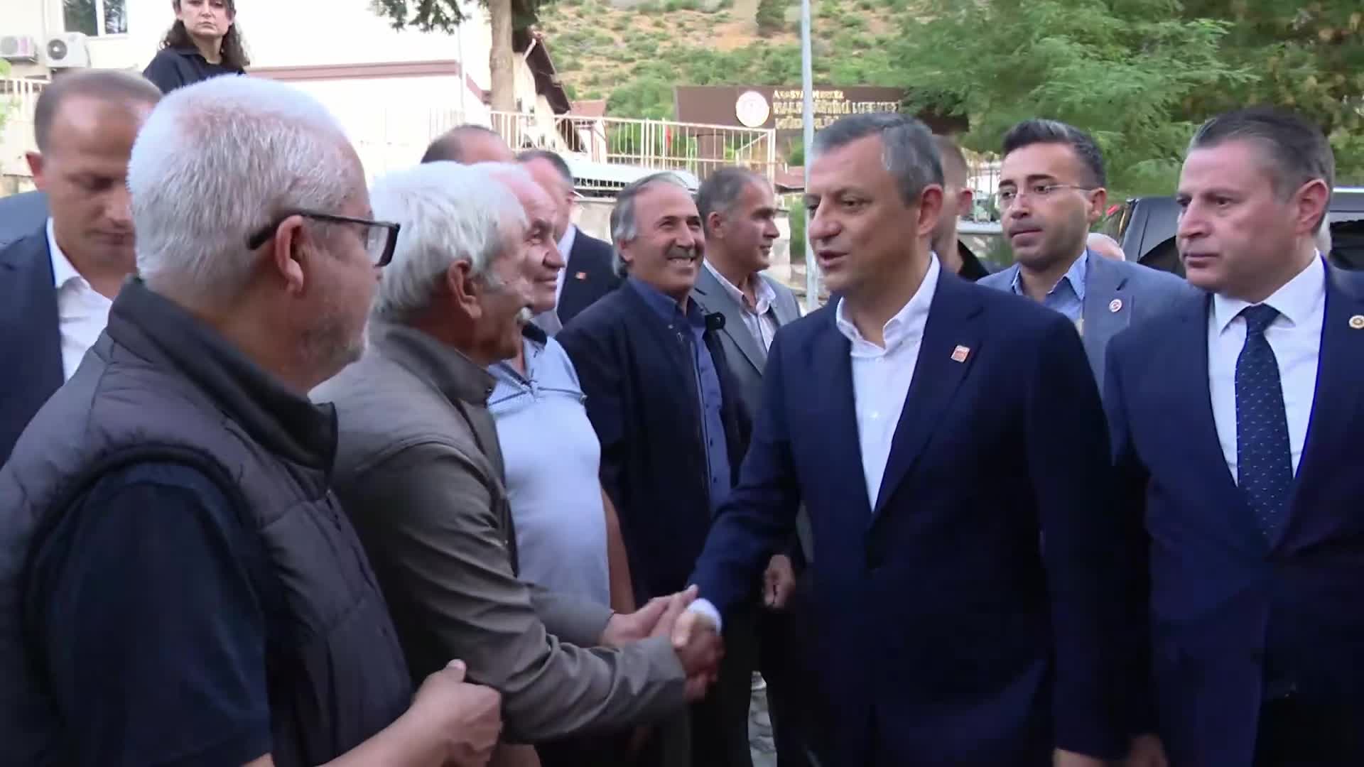 Özgür Özel, Amasya'da Hamdullah Efendi Türbesi ve Cem Evi Kültür Merkezi'ni ziyaret etti