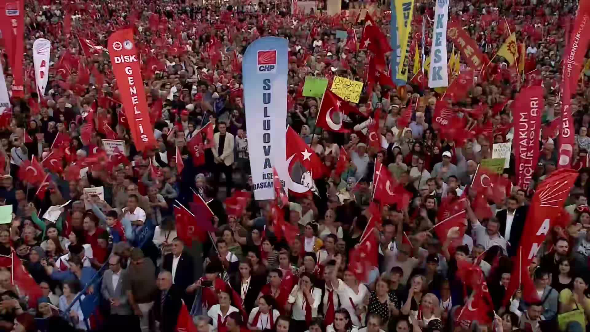 Amasya’da demokrasi nöbeti… Binler özgürlük ve sandık için meydandaydı