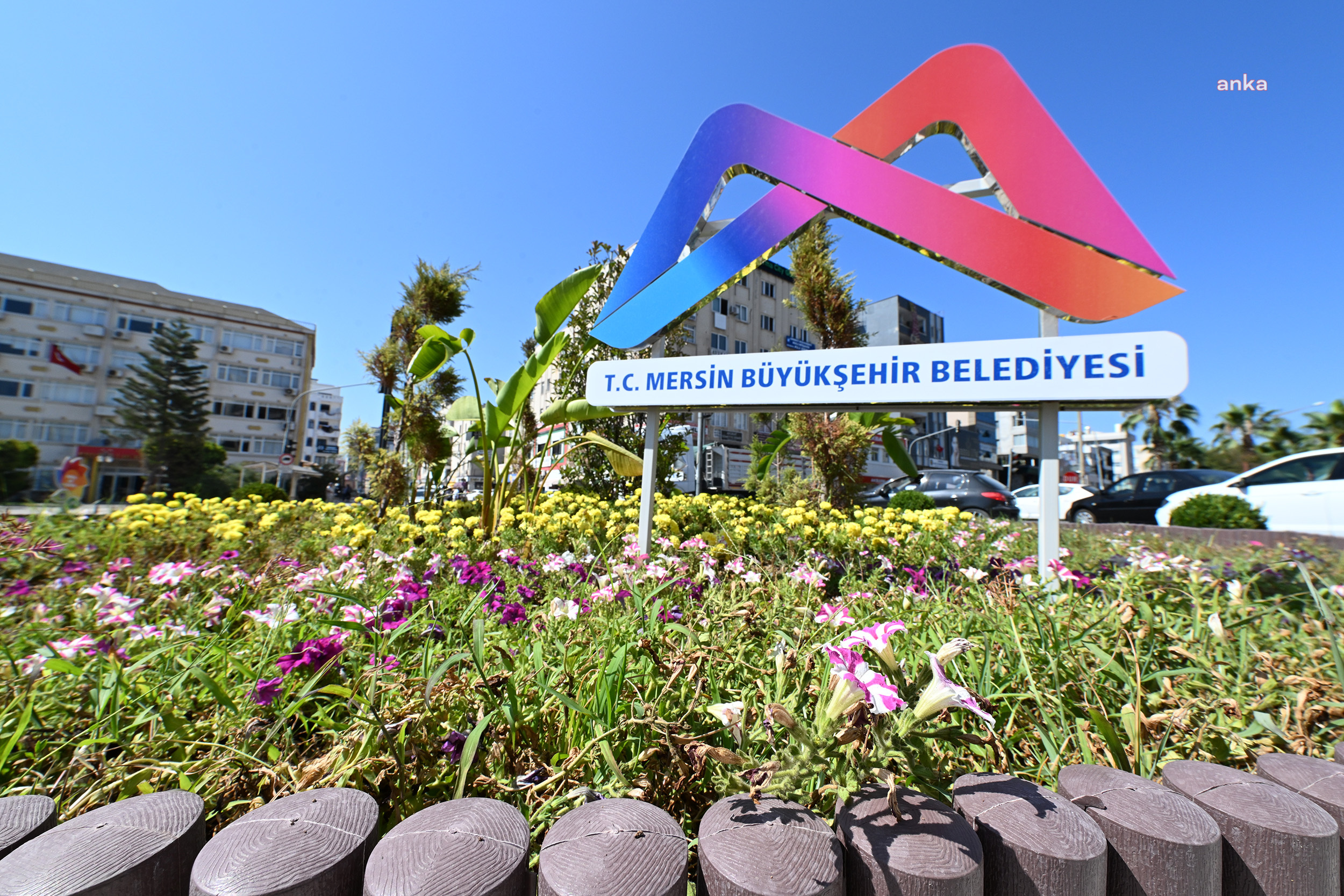 Mersin Büyükşehir Belediyesi, kent estetiğini koruyan peyzaj çalışmalarını sürdürüyor