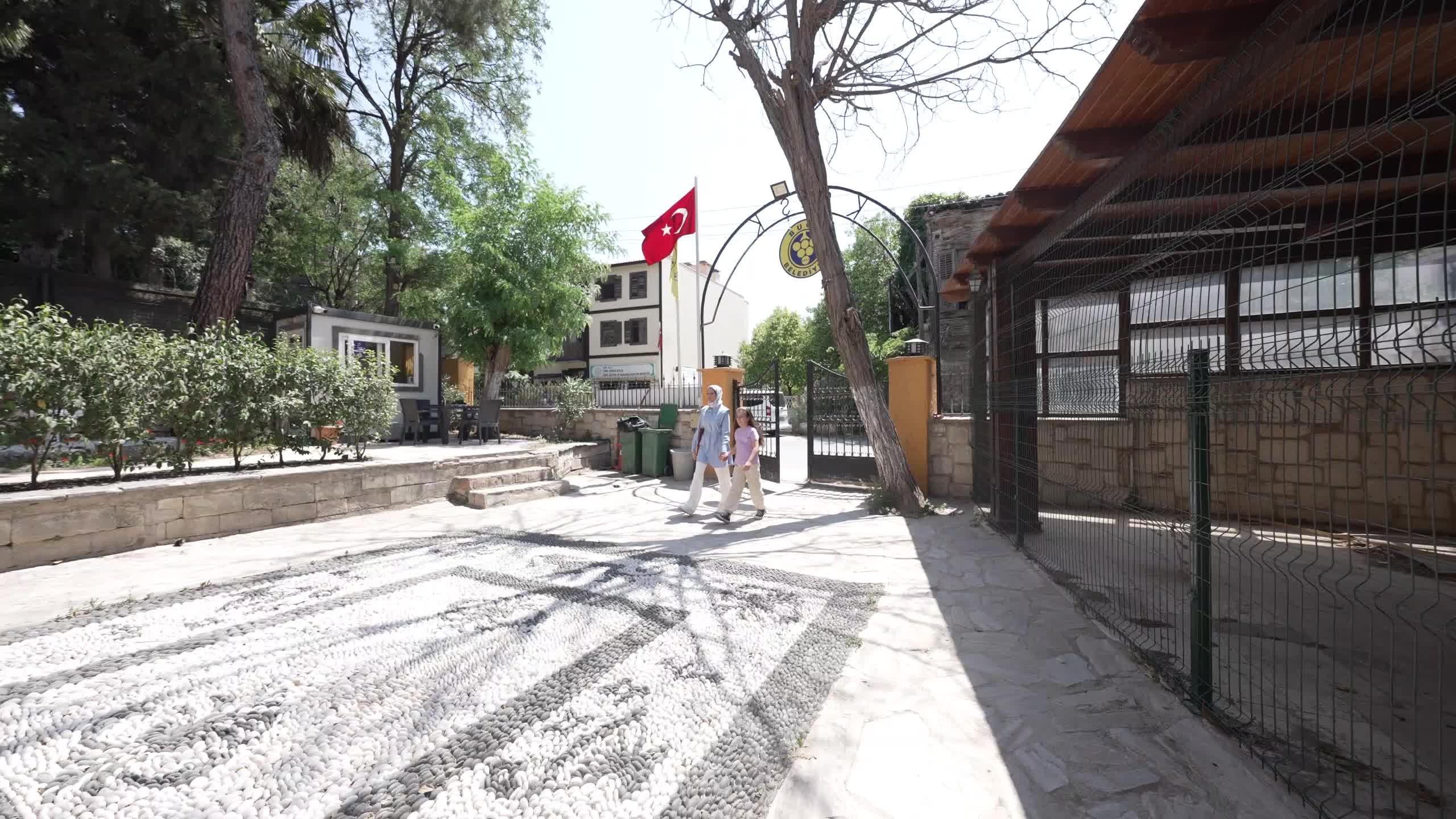 Bucalı Avşin, Cumhuriyet Kütüphanesi ile hayaline yürüyor