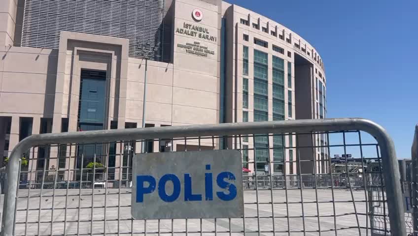 "Darbe sürüyor. Halkın iradesi gasp ediliyor" paylaşımı nedeniyle gözaltına alınan gazeteci Timur Soykan tutuklama istemiyle hakimliğe sevk edildi