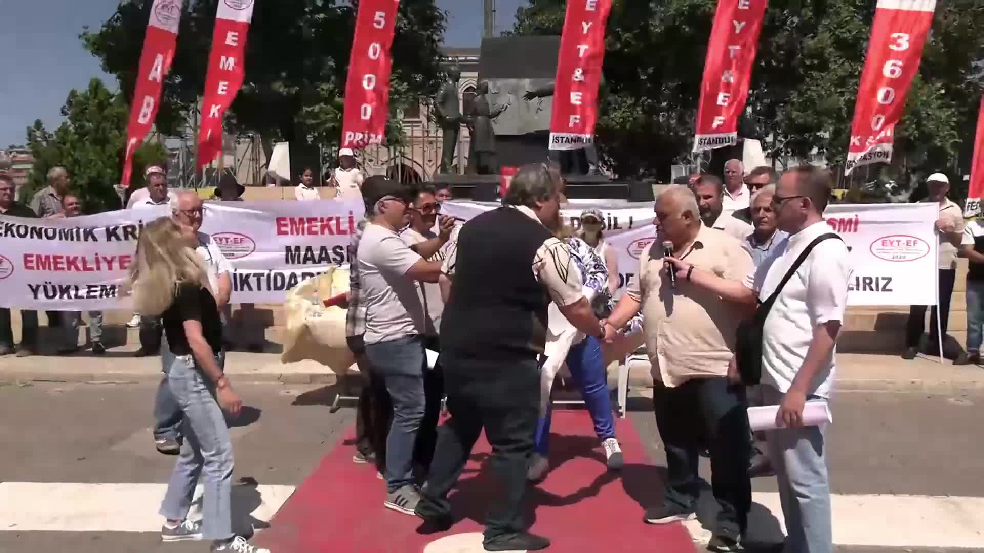 Kadıköy'de eylem yapan emekliler "seçim sandığı" kurdu: Ya geçim ya seçim, yönetemiyorsanız yönetecekler gelsin