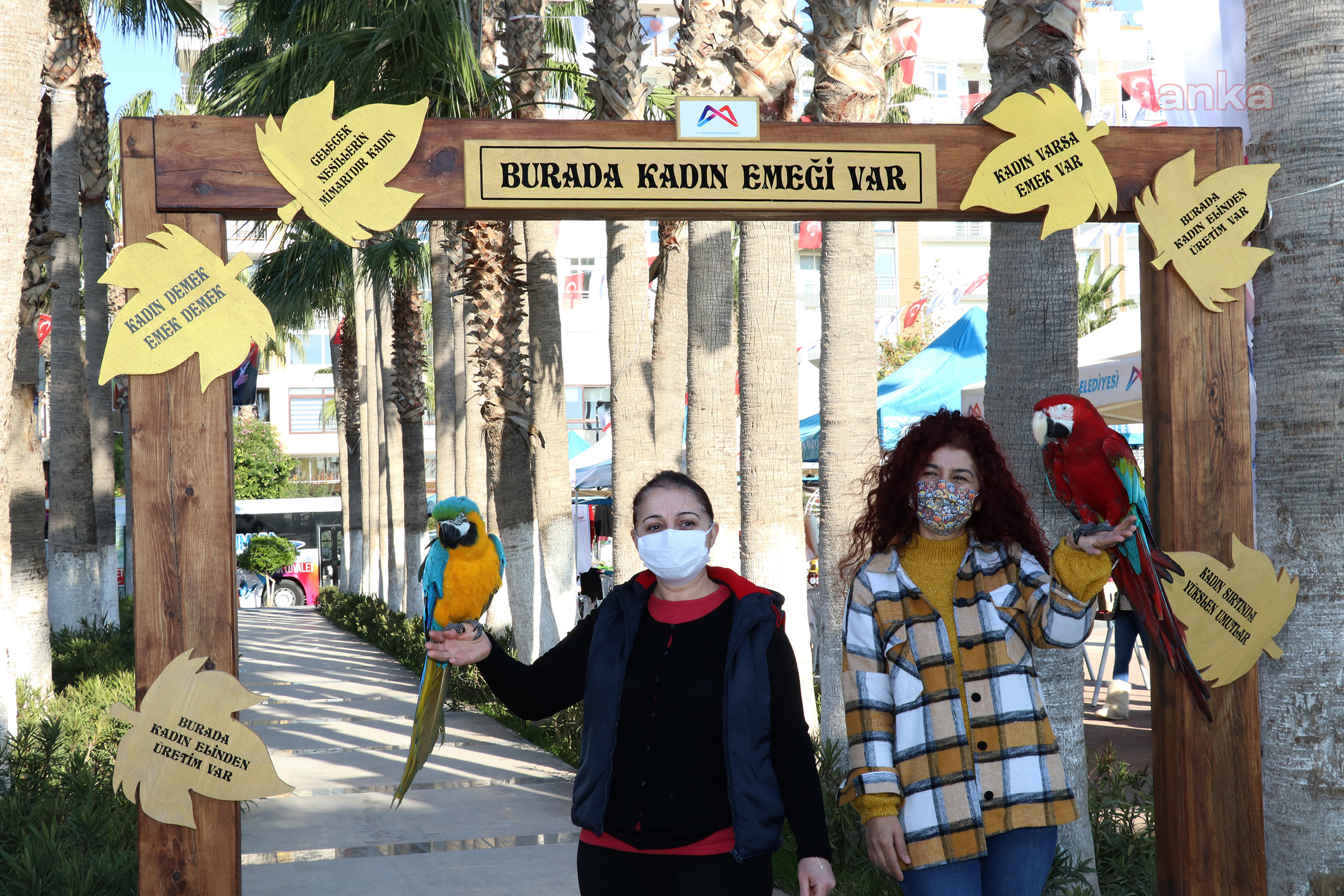 MERSİN'DE KADIN ÜRETİCİLER TEZGAHLARI EL EMEĞİYLE DONATTI