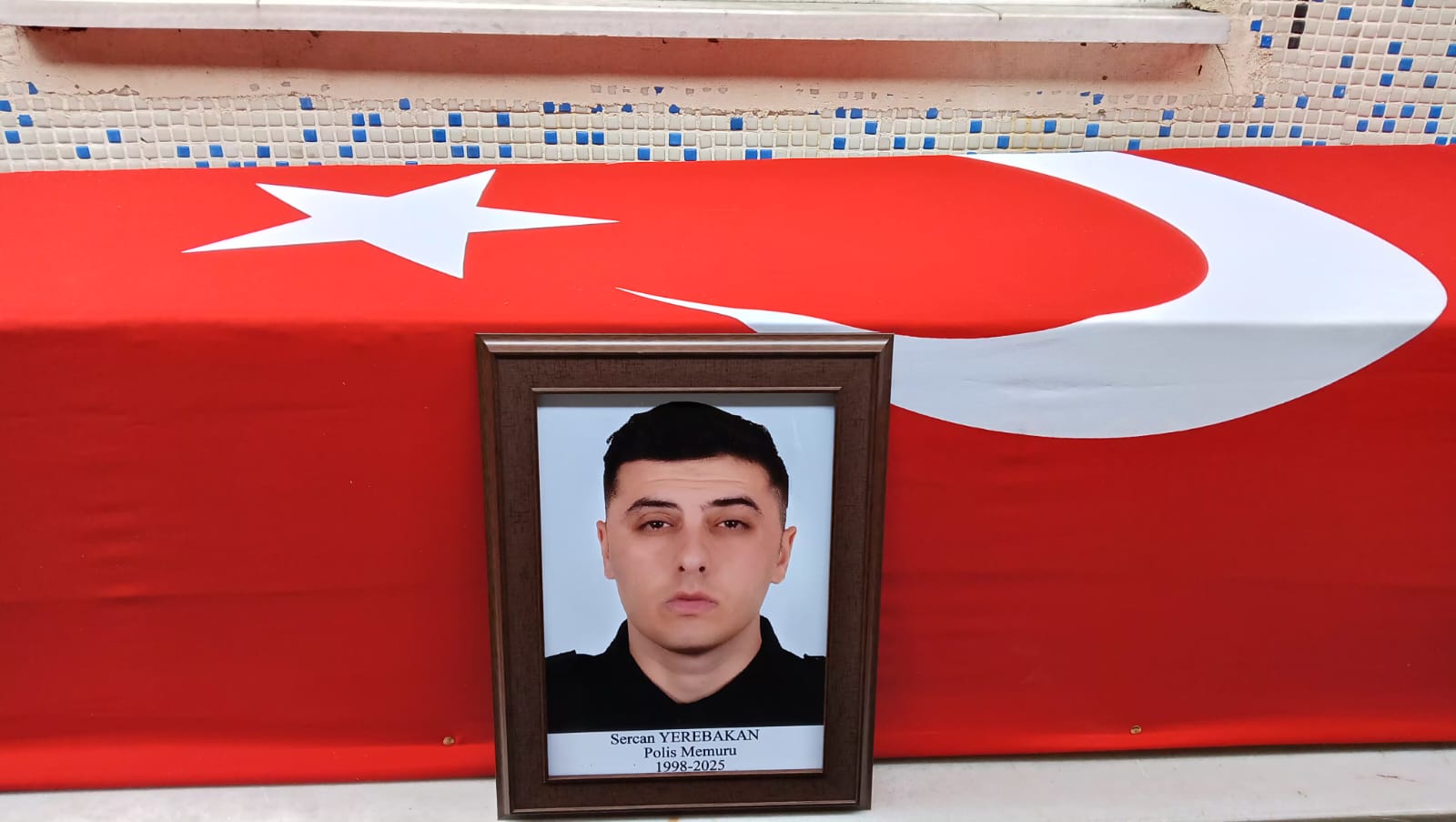 Artvin Borçka’da dumandan zehirlenerek hayatını kaybeden polis memuru son yolculuğuna uğurlandı