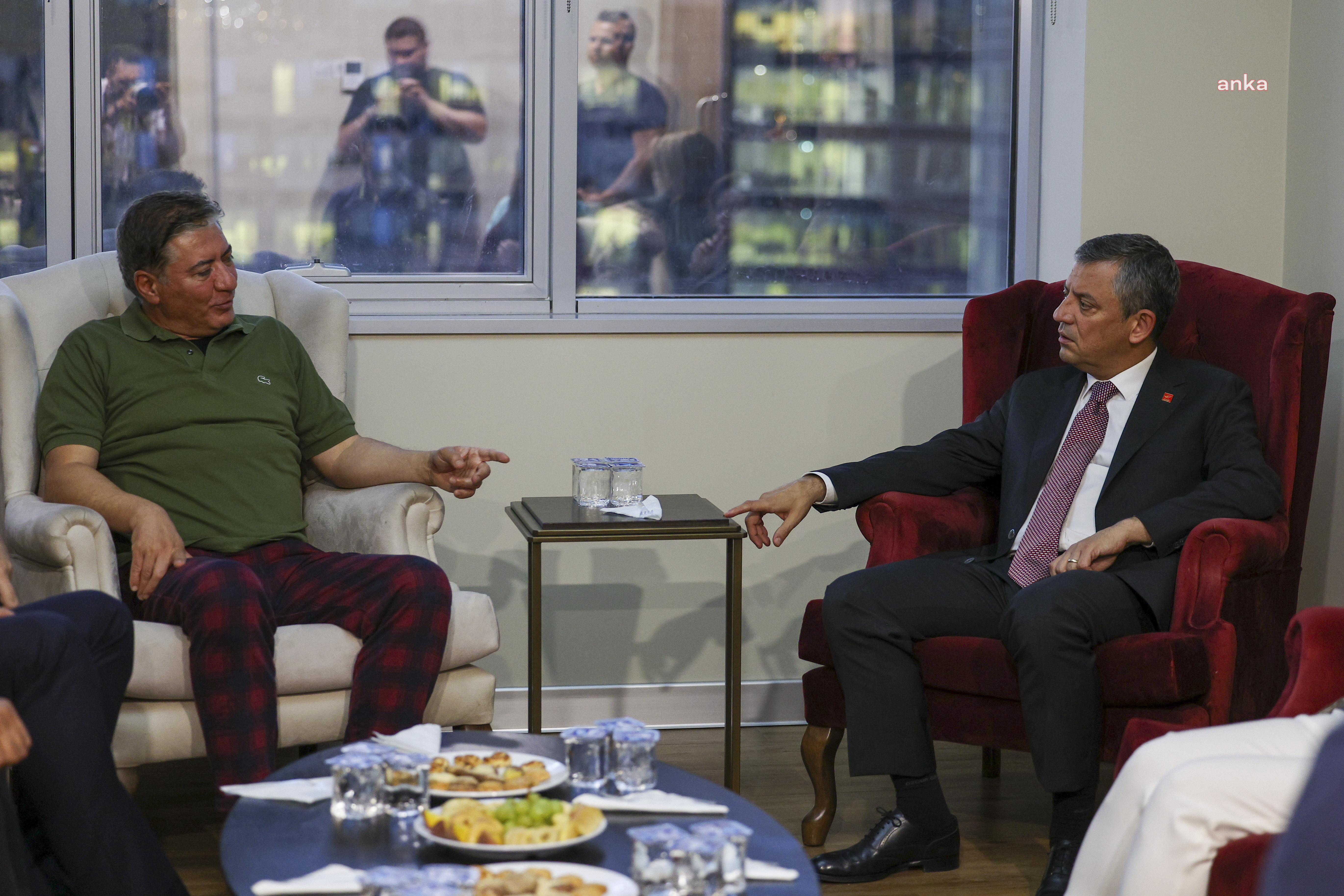 Özgür Özel, Murat Emir'i tedavi gördüğü hastanede ziyaret etti