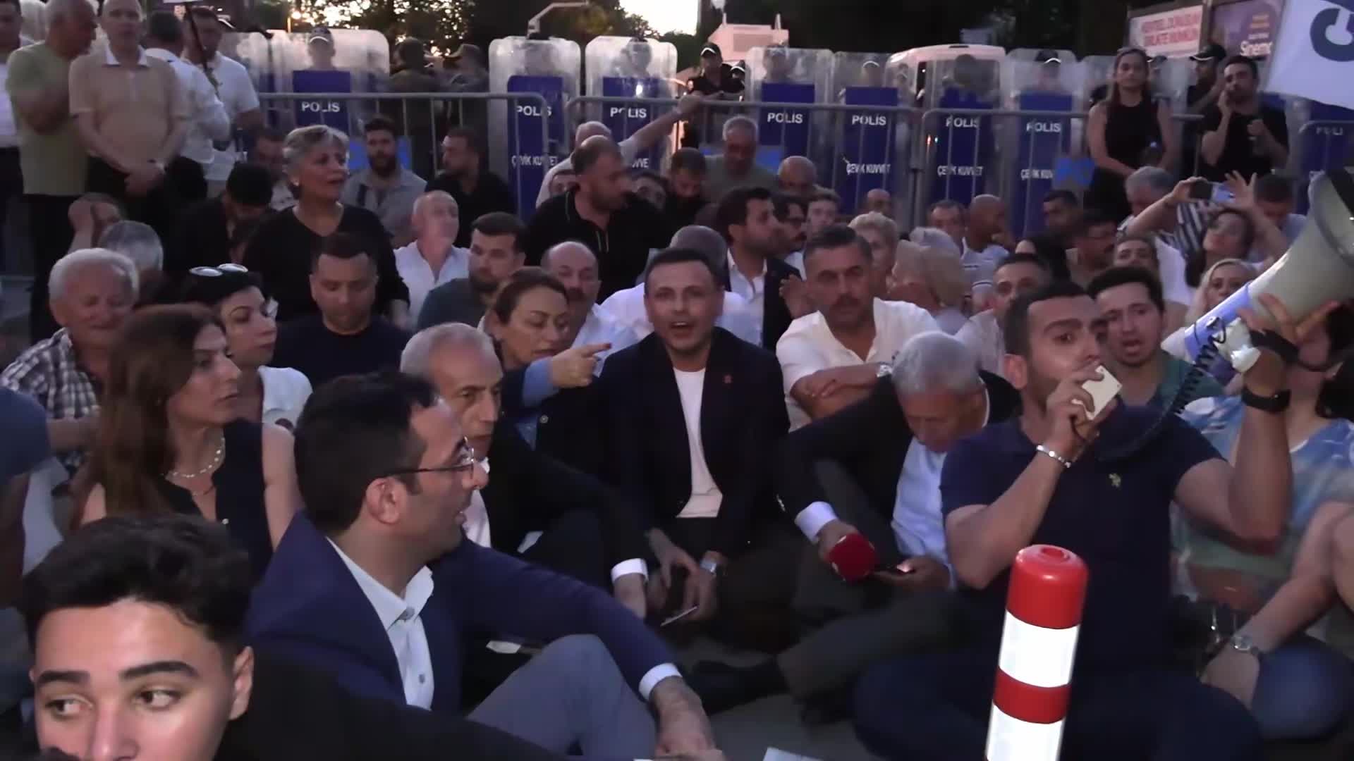 Özgür Çelik:  "Tarihin hangi döneminde olursa olsun muktedirlerle halkın mücadelesinde hep millet kazanmıştır, yine millet kazanacak"