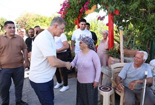 İzmir Büyükşehir Belediye Başkanı Tugay yangın bölgelerini yalnız bırakmıyor