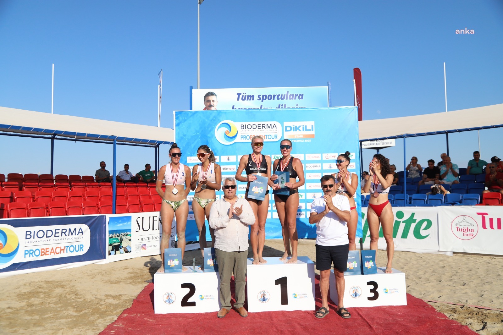 Plaj voleybolunun kalbi Dikili’de attı