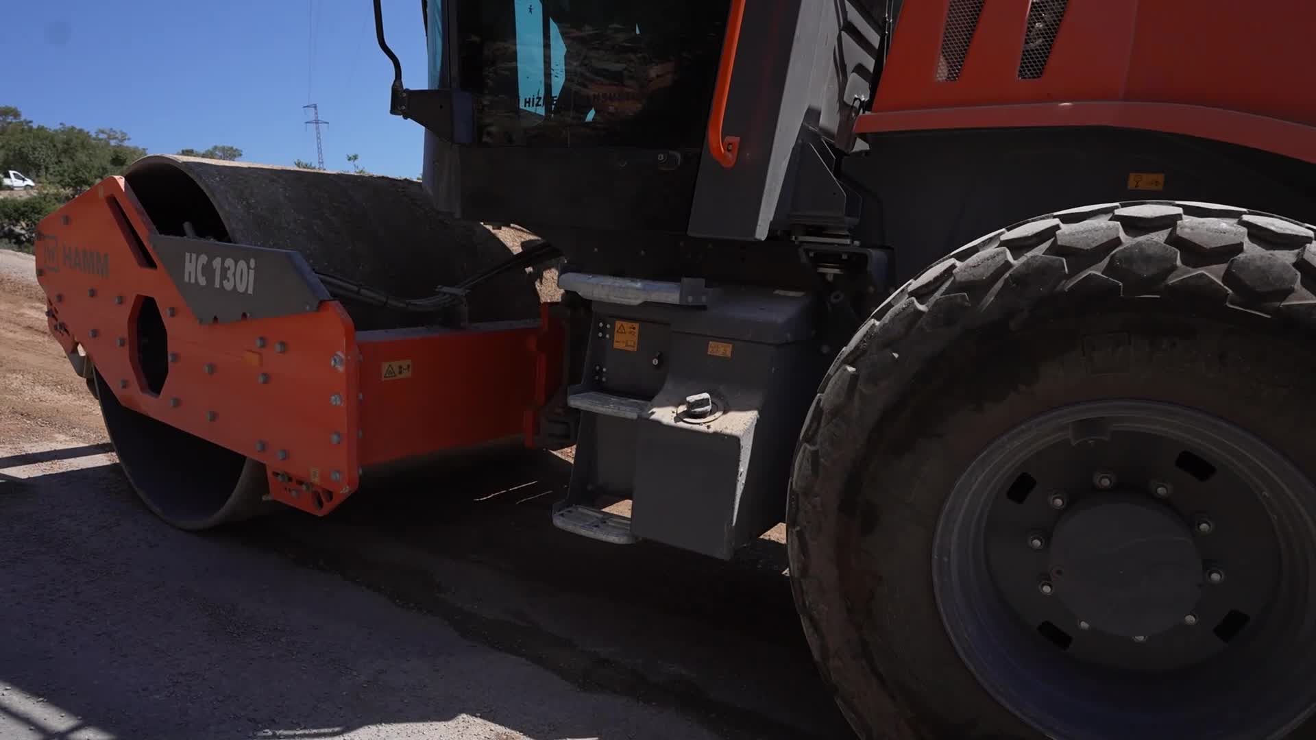 Mersin Büyükşehir Belediyesi’nden Silifke’nin Yeşilovacık Mahallesi’nde yol çalışması