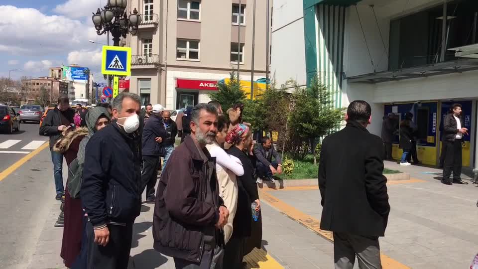 PTT ULUS ŞUBESİ ÖNÜNDE UZUN KUYRUK OLUŞTU